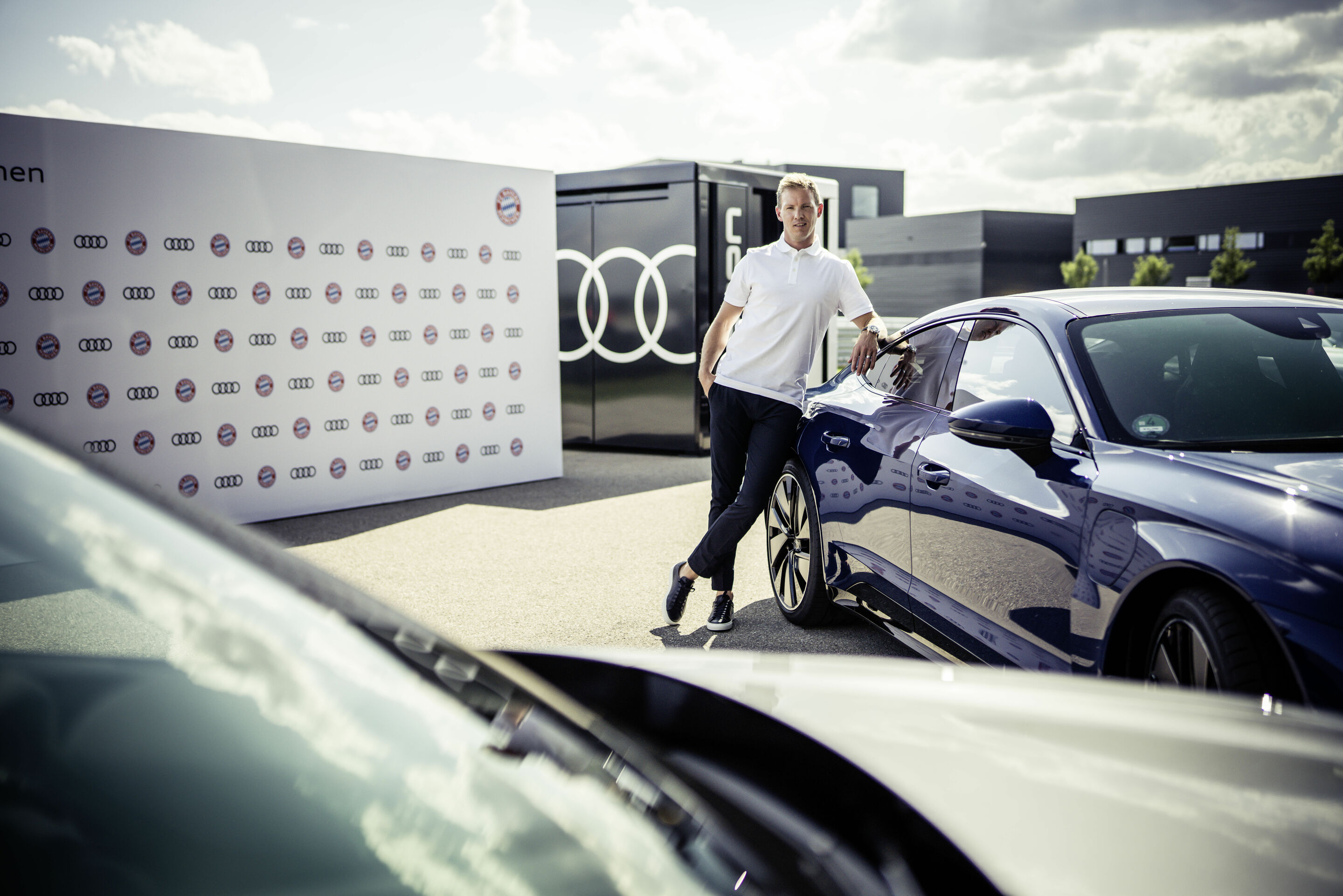 Electrification 2.0: pros from FC Bayern receive Audi e-tron GT