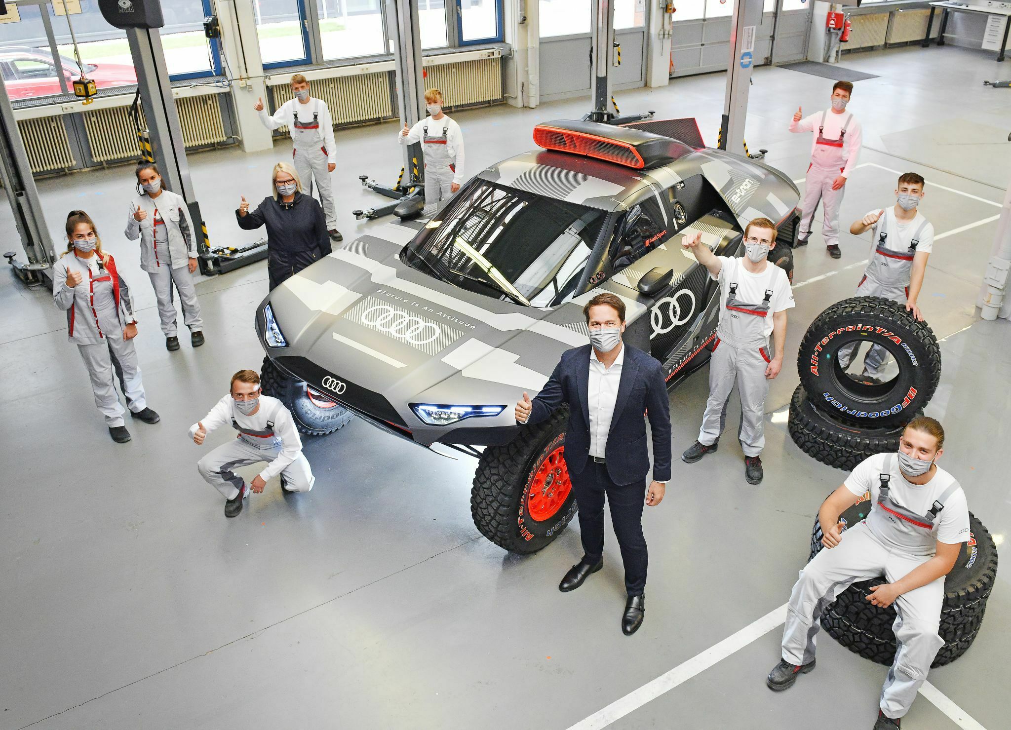 Auszubildende fertigen Showcar des Audi RS Q e-tron