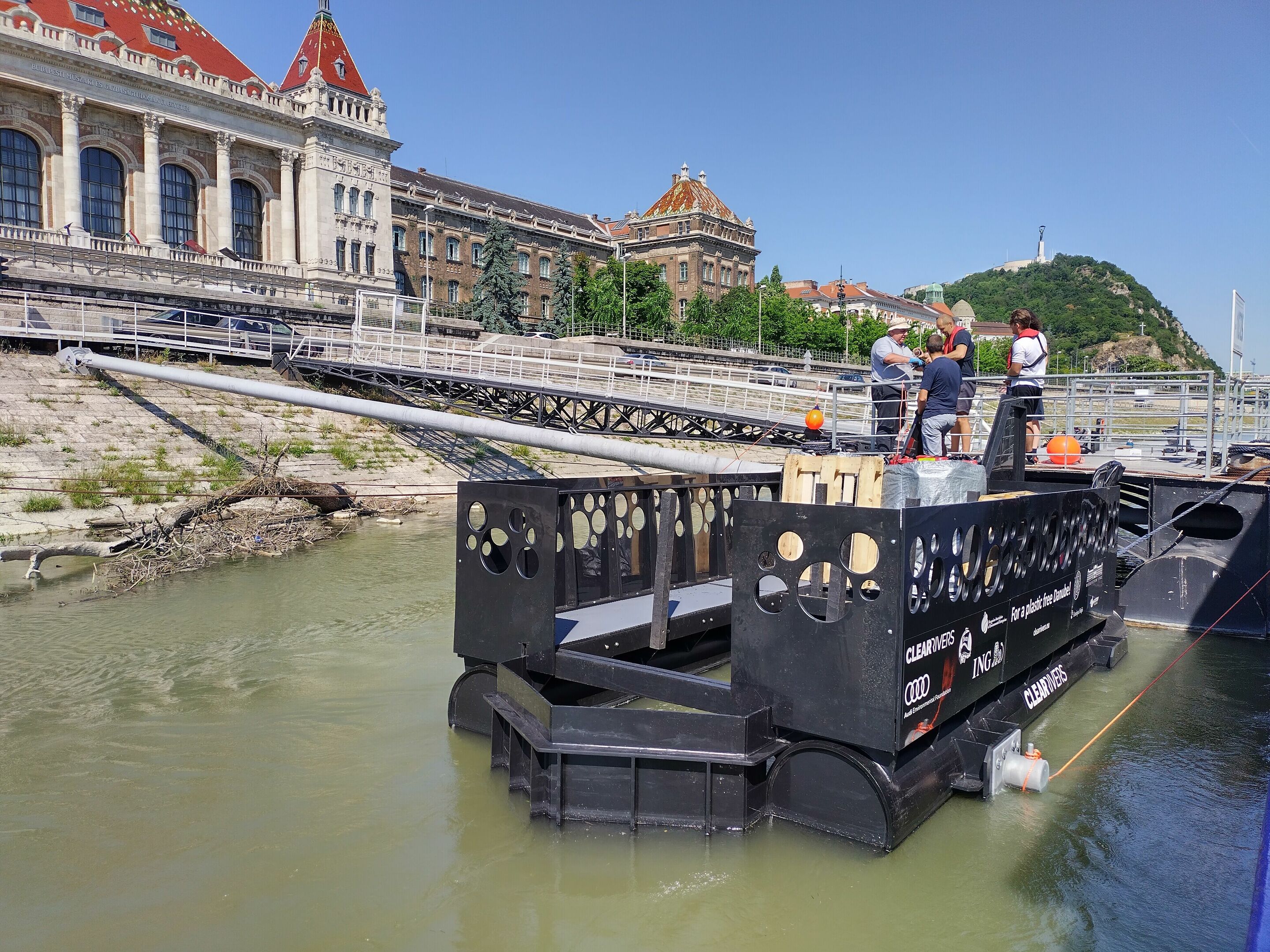 Removing plastic from the Danube: Audi Environmental Foundation supports clean-up project in Budapest