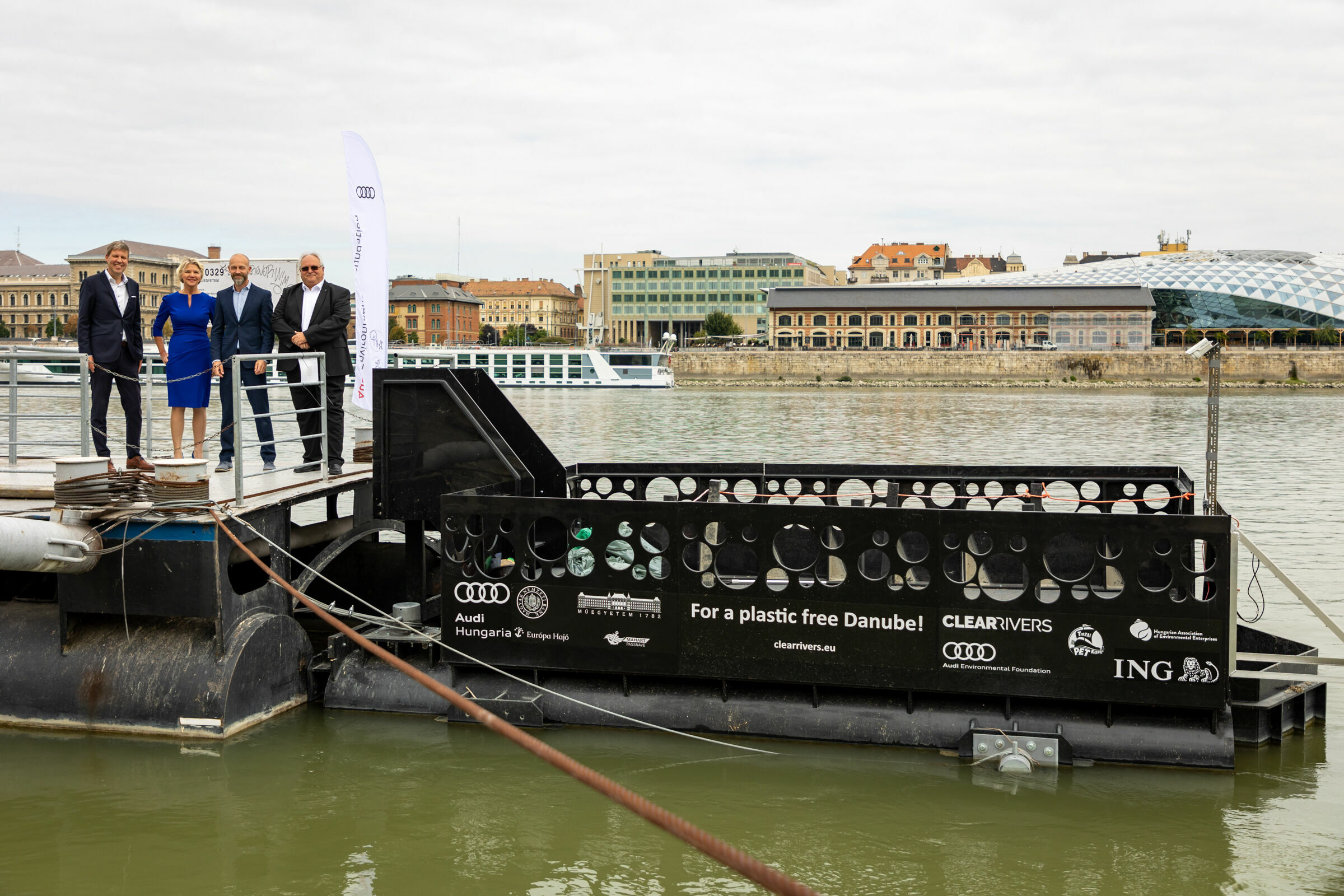 Removing plastic from the Danube: Audi Environmental Foundation supports clean-up project in Budapest