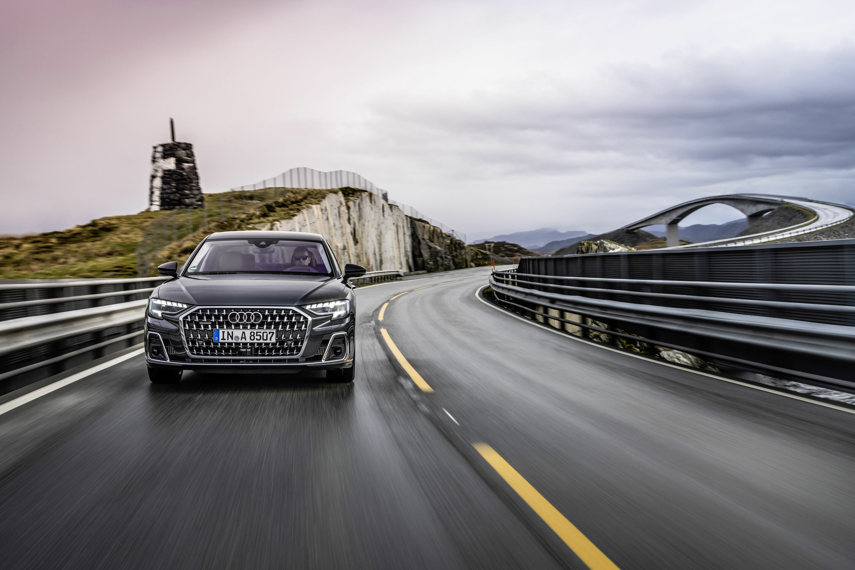 Audi A8 L - Fahraufnahme,
Farbe: Manhattan grau