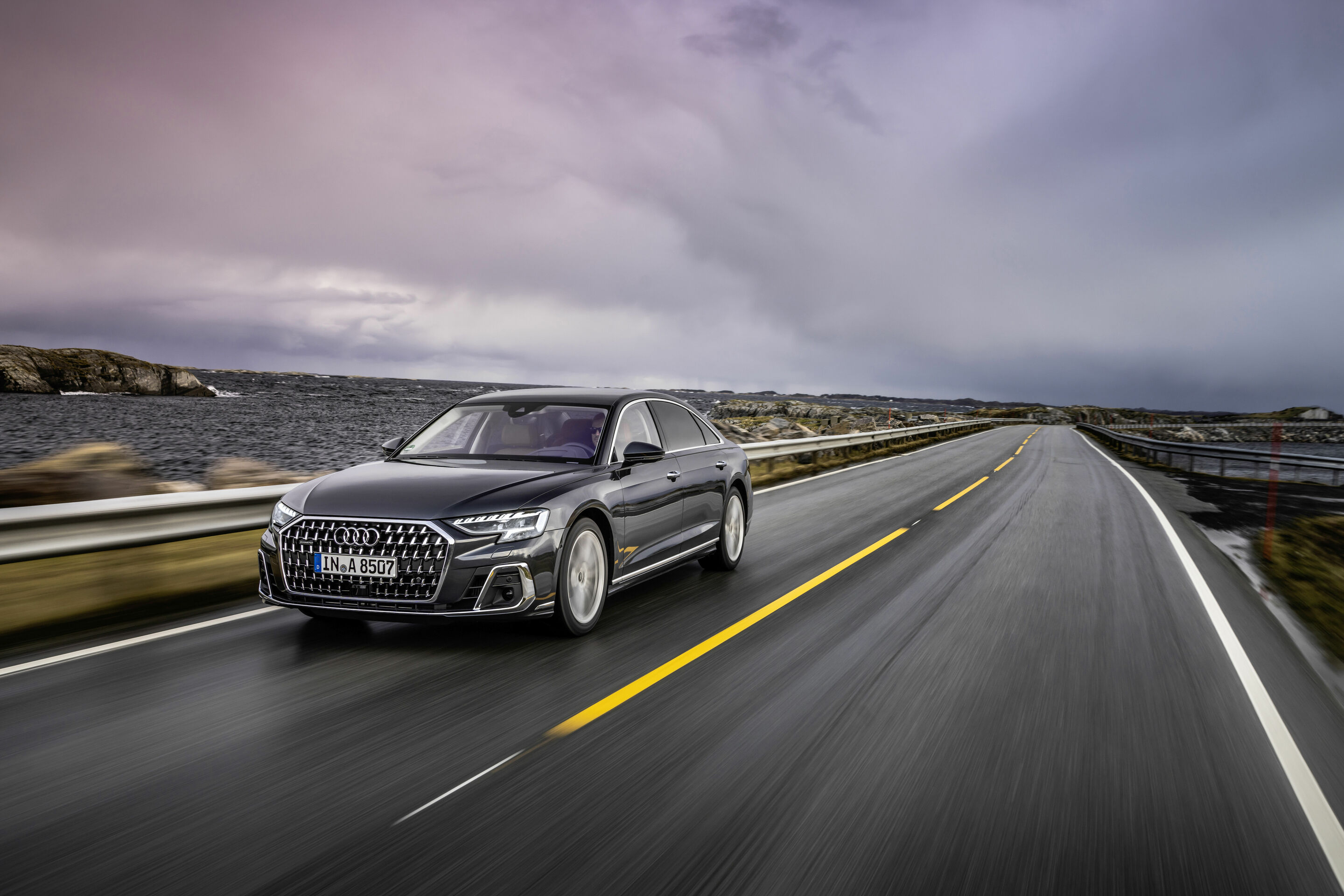 Audi A8 L - Fahraufnahme,
Farbe: Manhattan grau