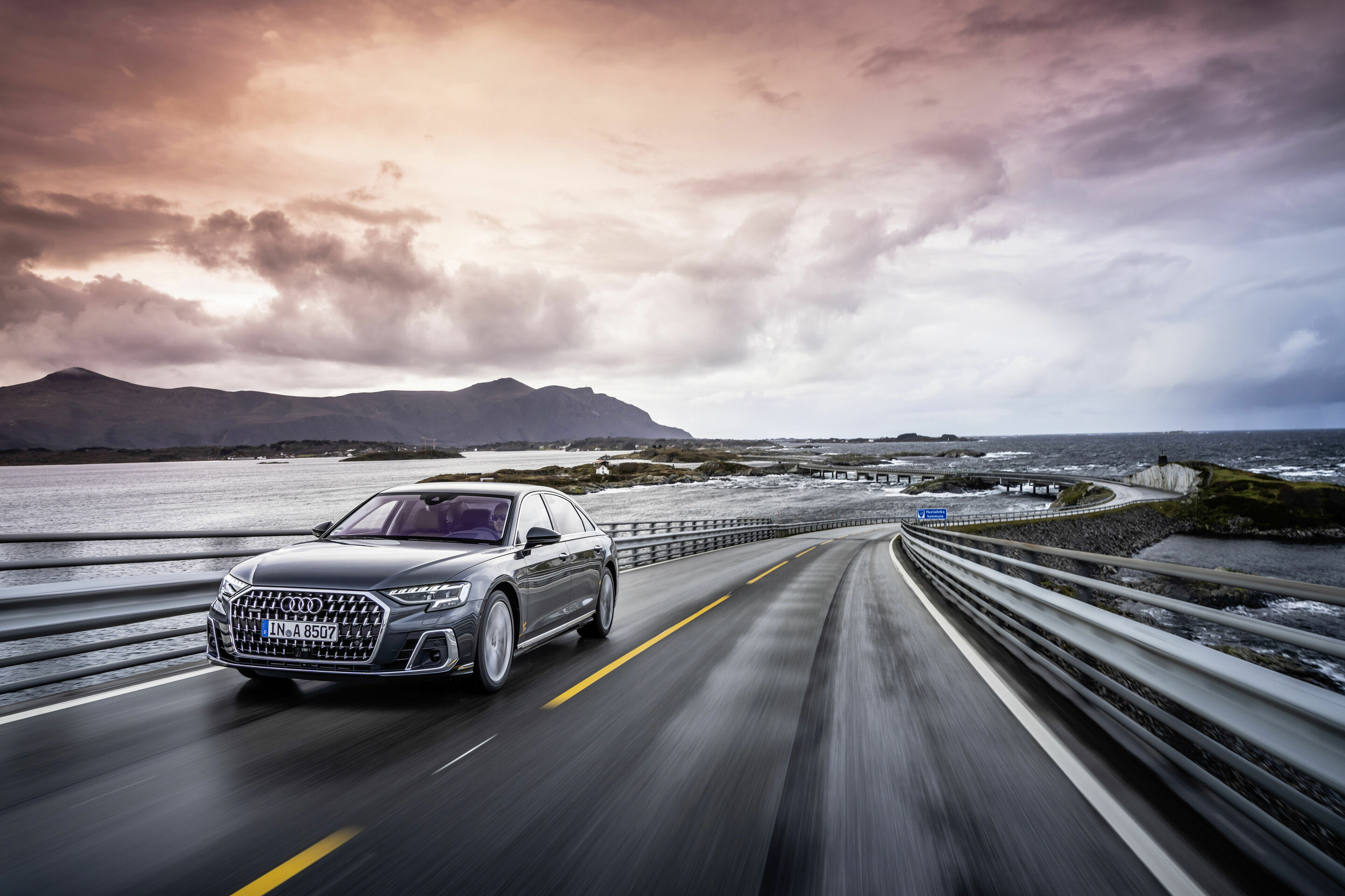 Audi A8 L - Fahraufnahme,
Farbe: Manhattan grau