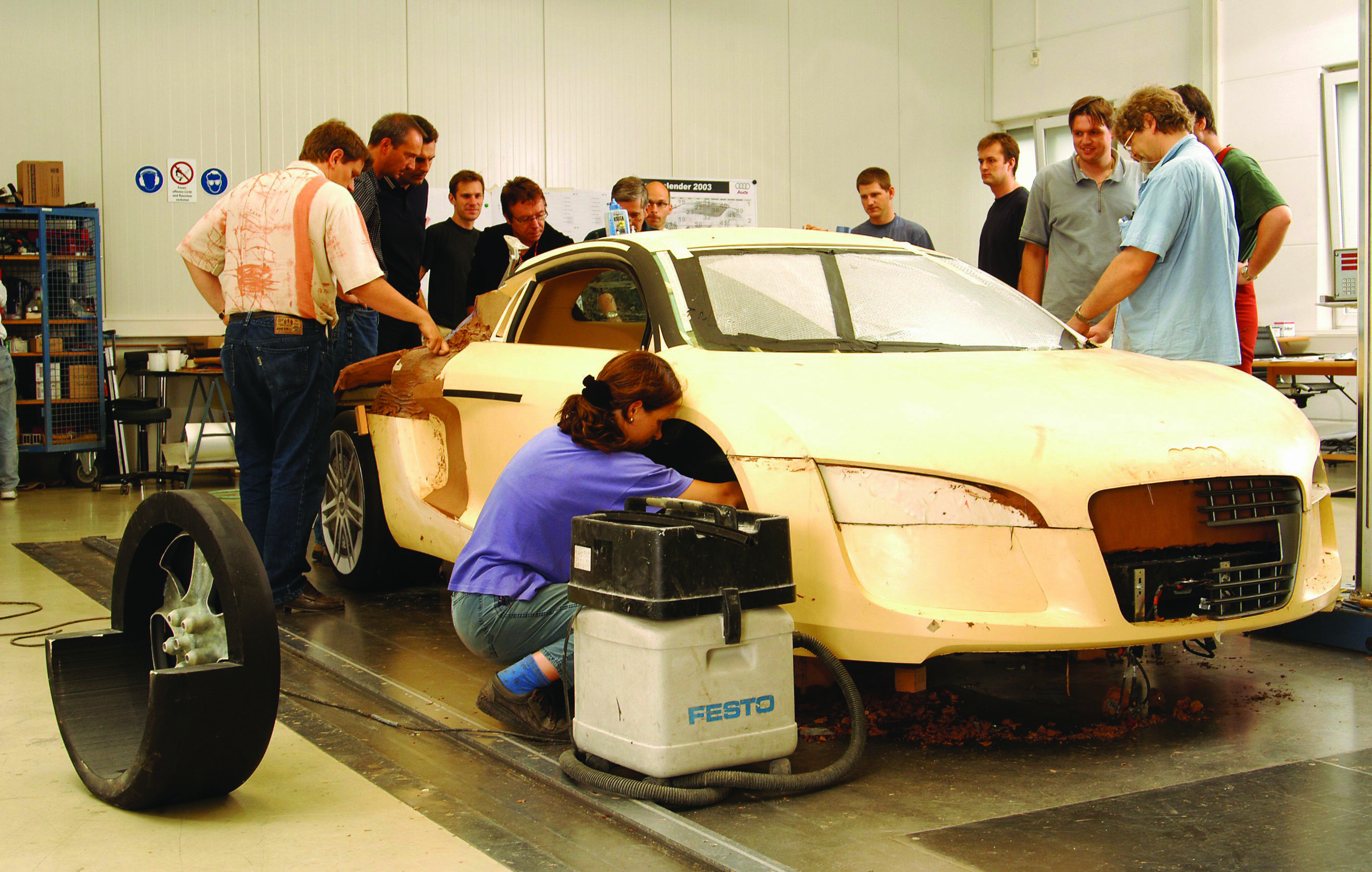 Making of des Audi Le Mans quattro: Designer und Techniker in der Werkstatt am Auto
