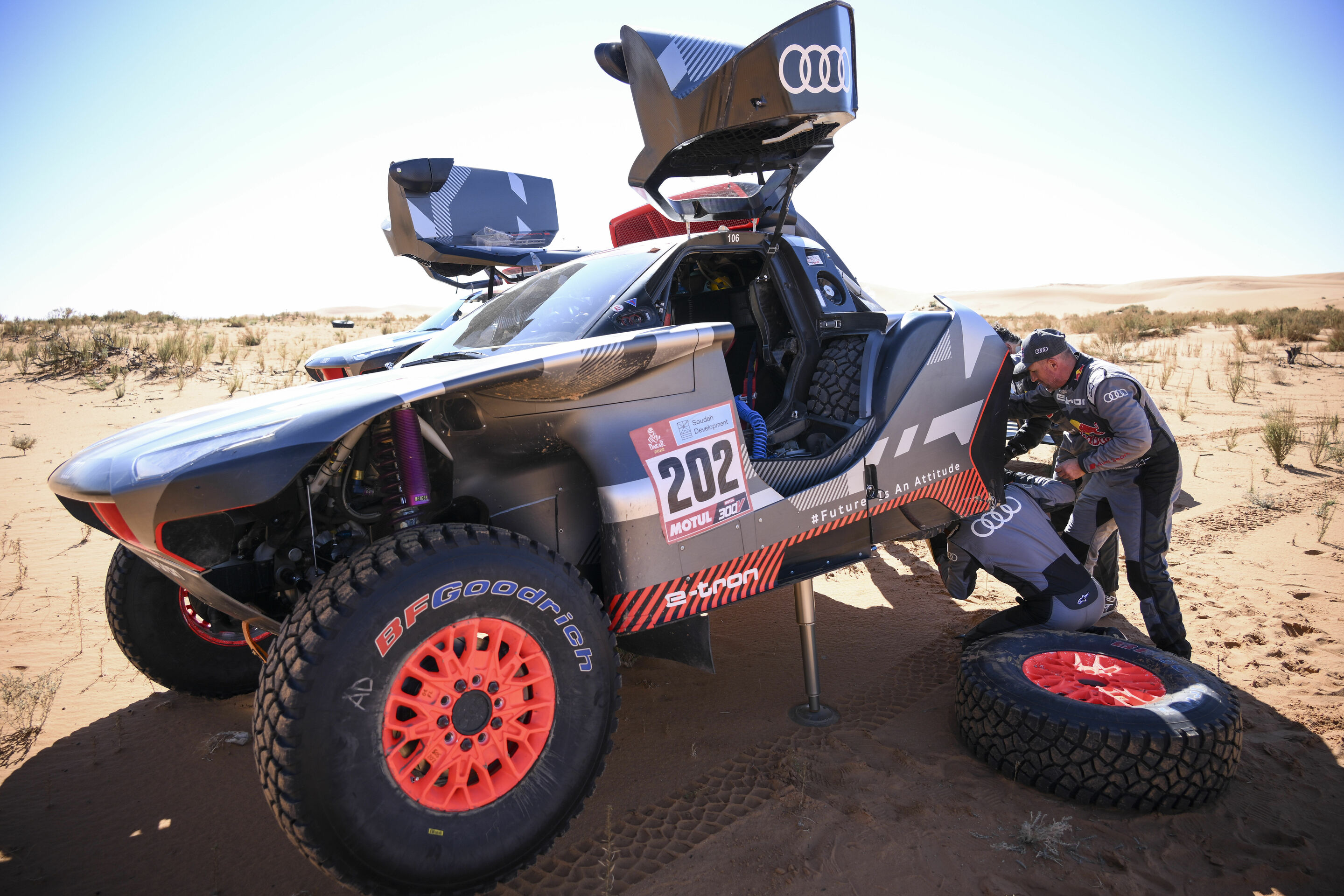 Rallye Dakar 2022 - Audi RS Q e-tron #202 (Team Audi Sport), Carlos Sainz/Lucas Cruz; Edouard Boulanger, Stéphane Peterhansel, Lucas Cruz