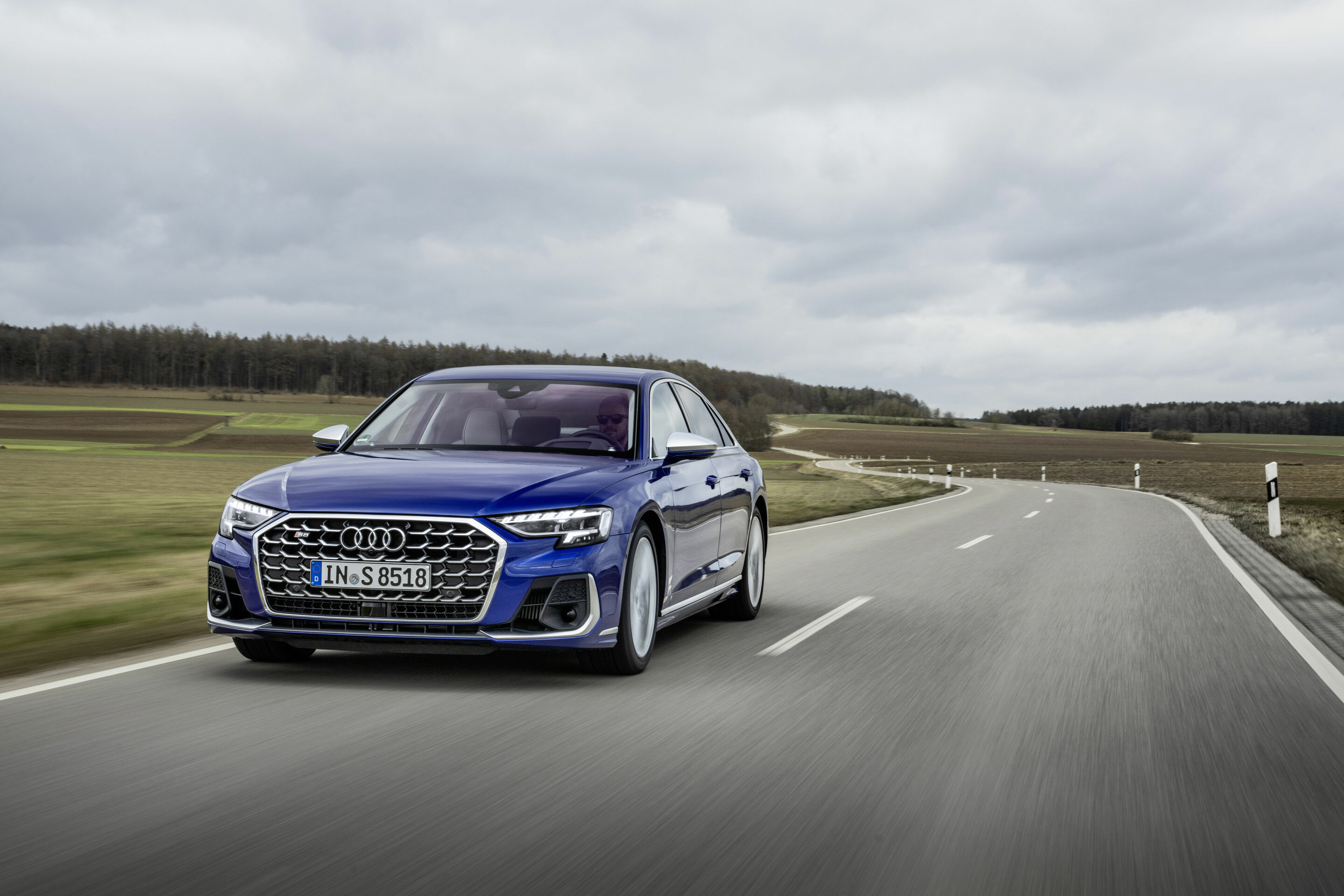 Audi S8 - Dynamic photo,
Color: Ultra blue