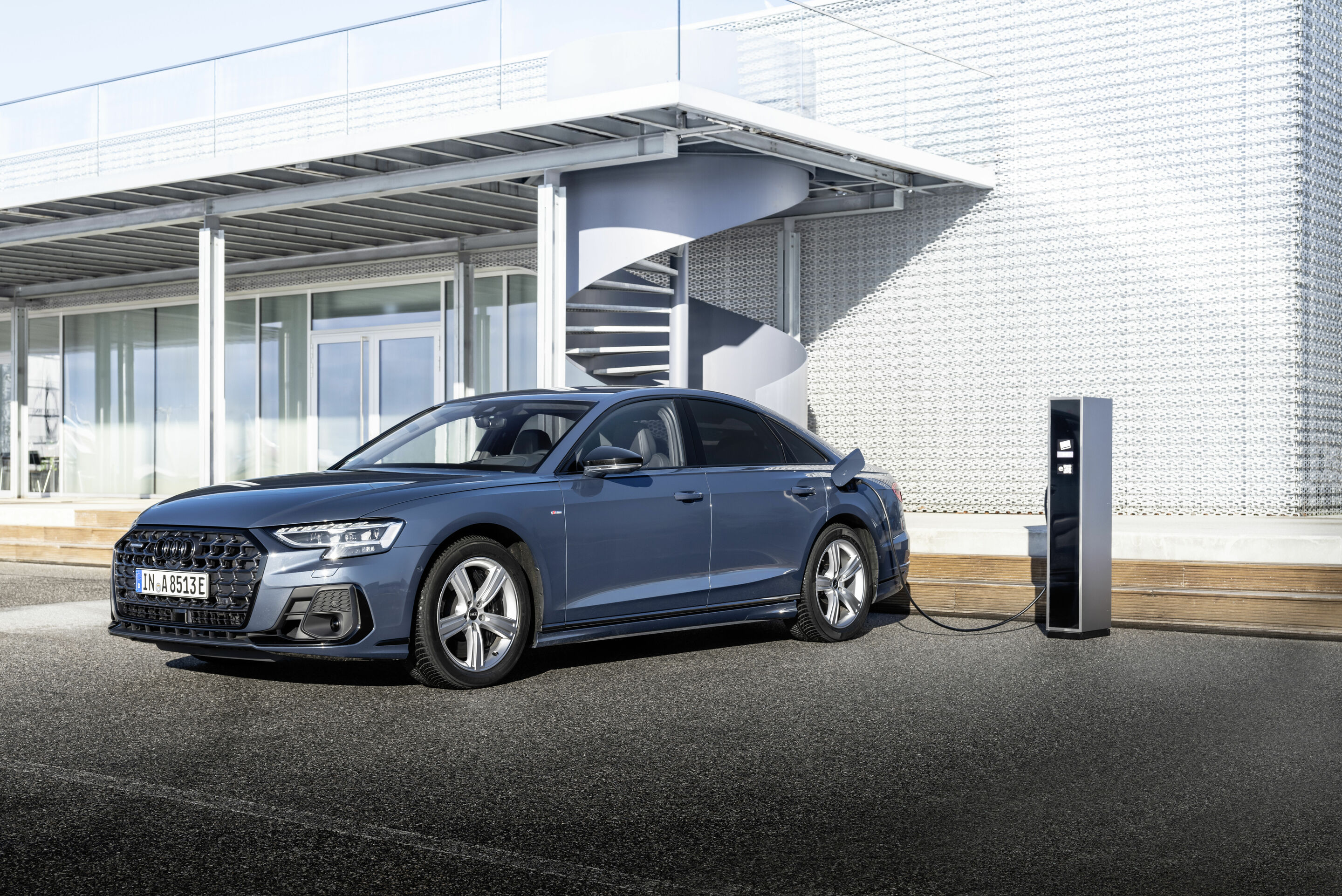 Electrifying full-size sedan: the Audi A6 55 TFSI e quattro