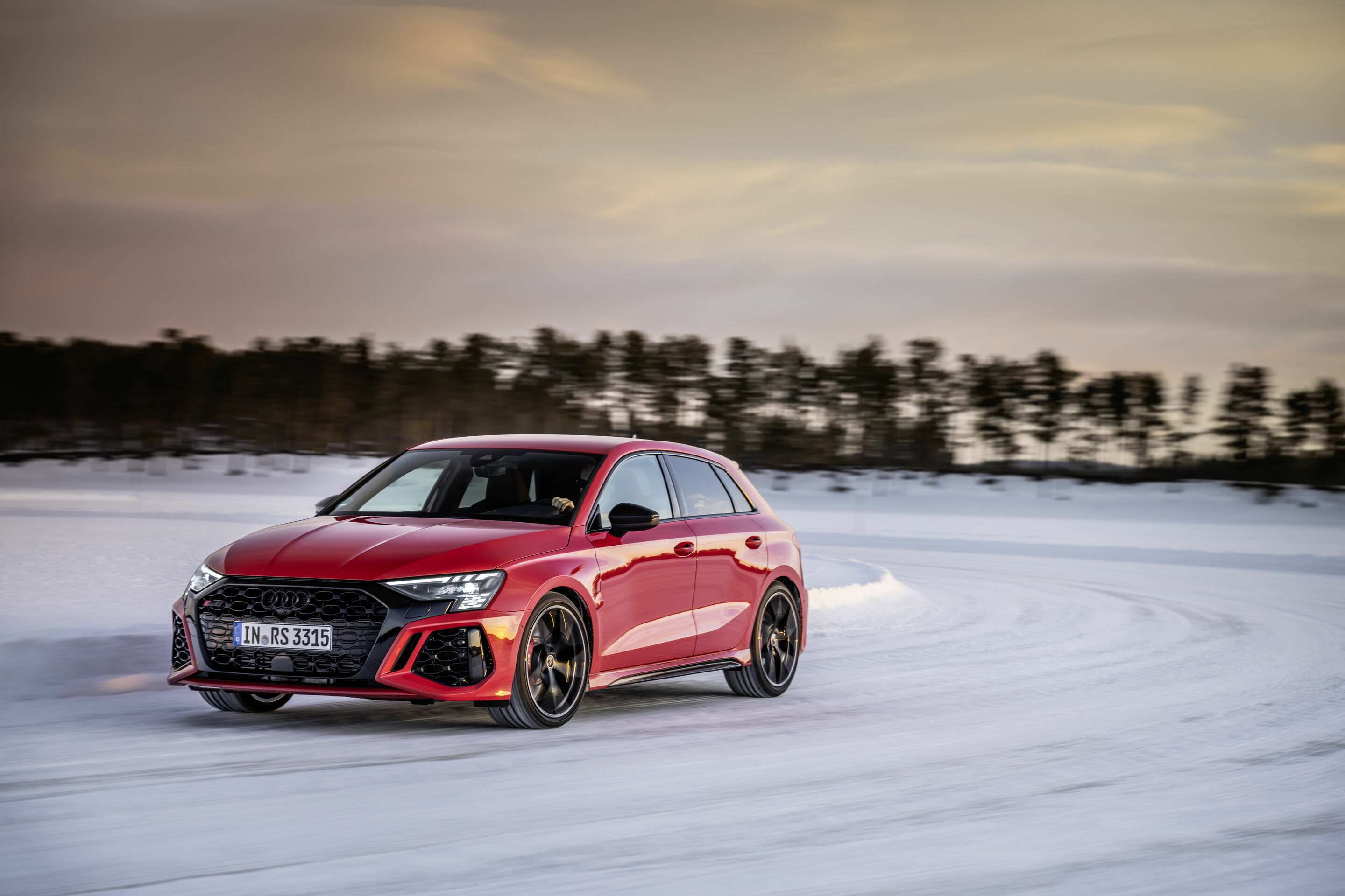 Schneegestöber: Audi RS 3 im Drift