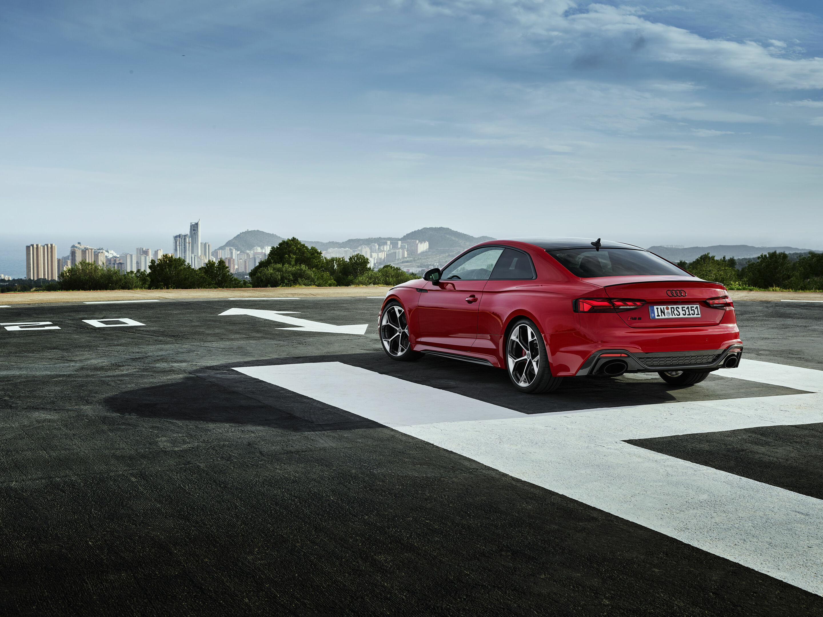 Audi RS 5 Coupé mit competition plus-Paket - Standaufnahme: Farbe: Tangorot