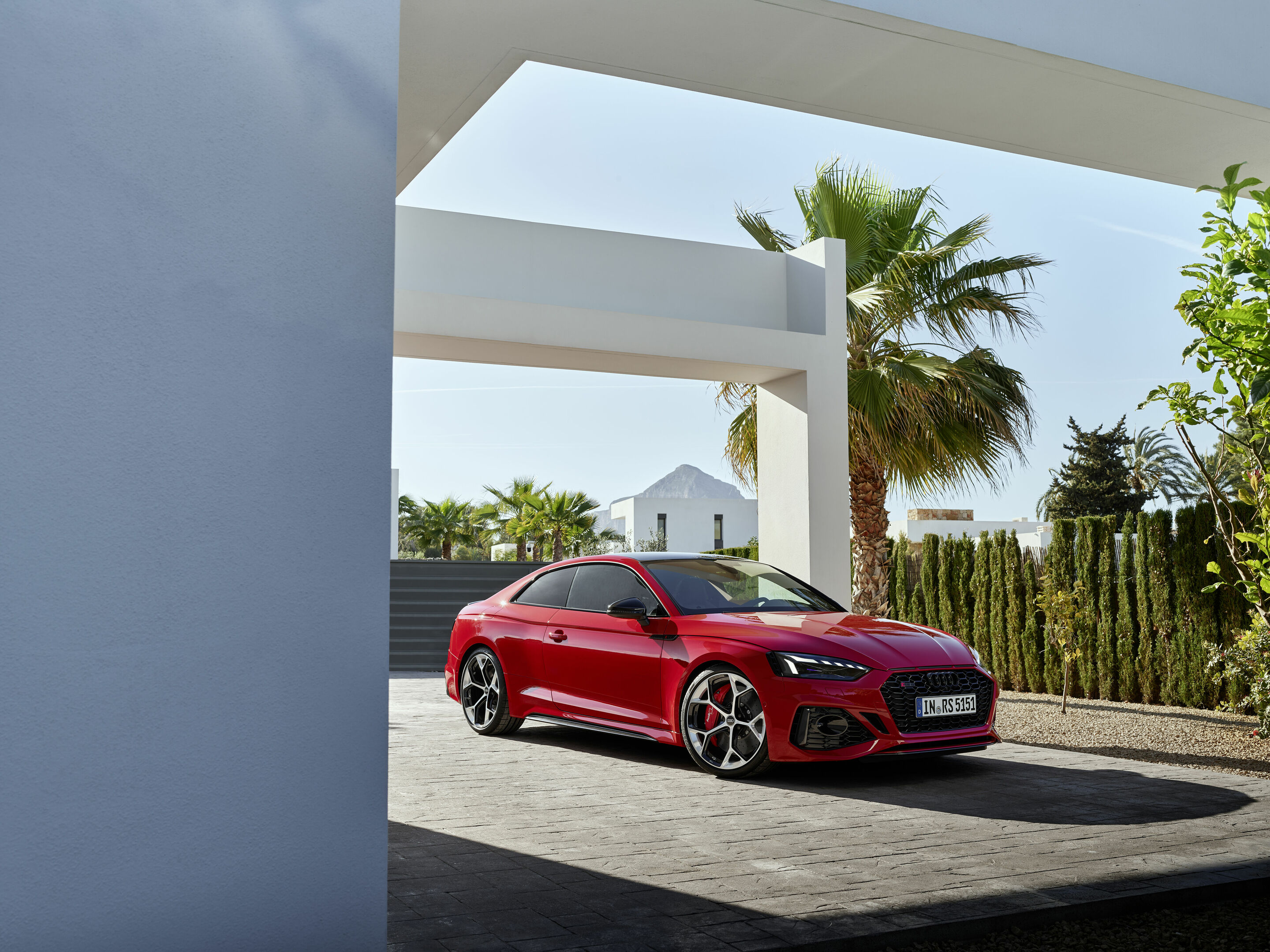 Audi RS 5 Coupé mit competition plus-Paket - Standaufnahme: Farbe: Tangorot