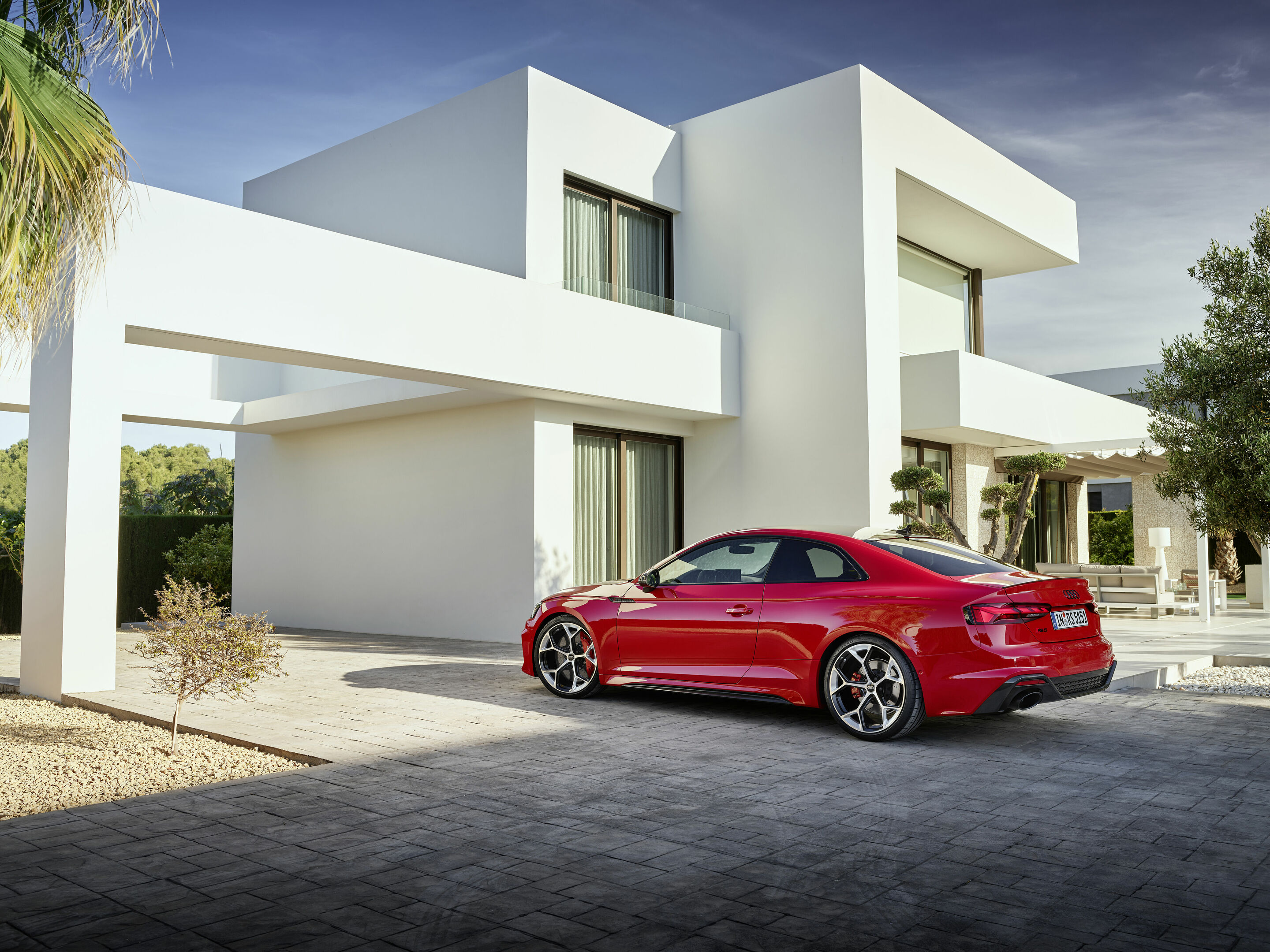 Audi RS 5 Coupé with competition plus package - Static photo, Colour: Tango red
