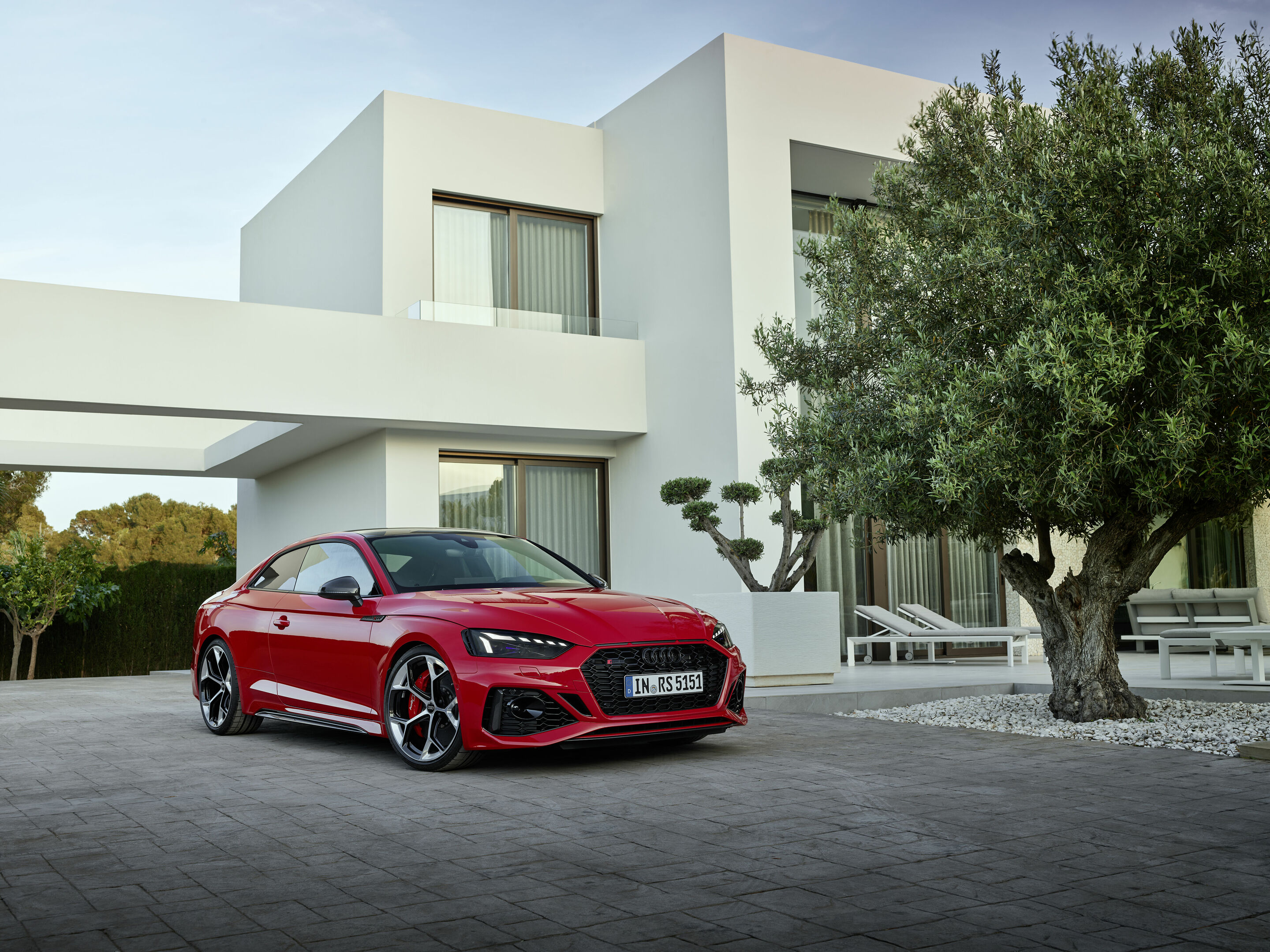 Audi RS 5 Coupé mit competition plus-Paket - Standaufnahme: Farbe: Tangorot