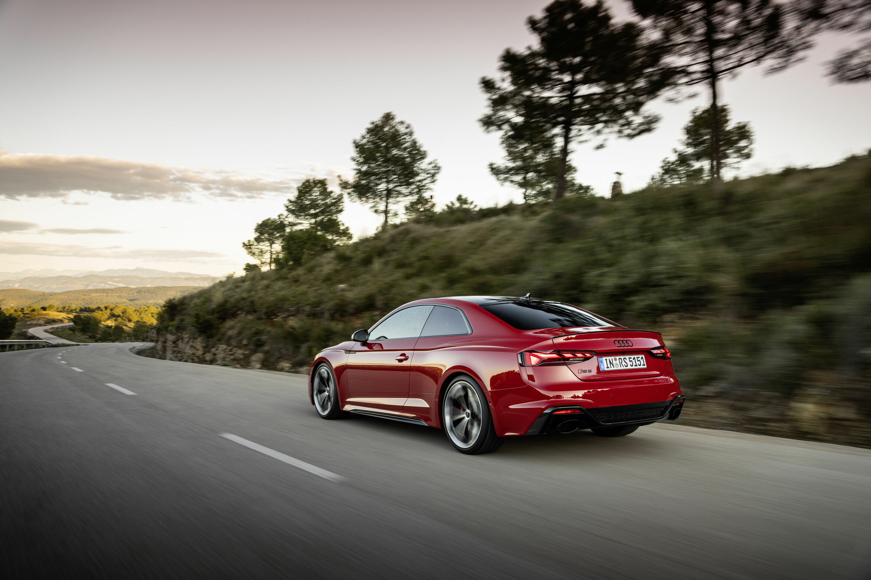 Audi RS 5 Coupé mit competition plus-Paket - Fahraufnahme, Farbe: Tangorot