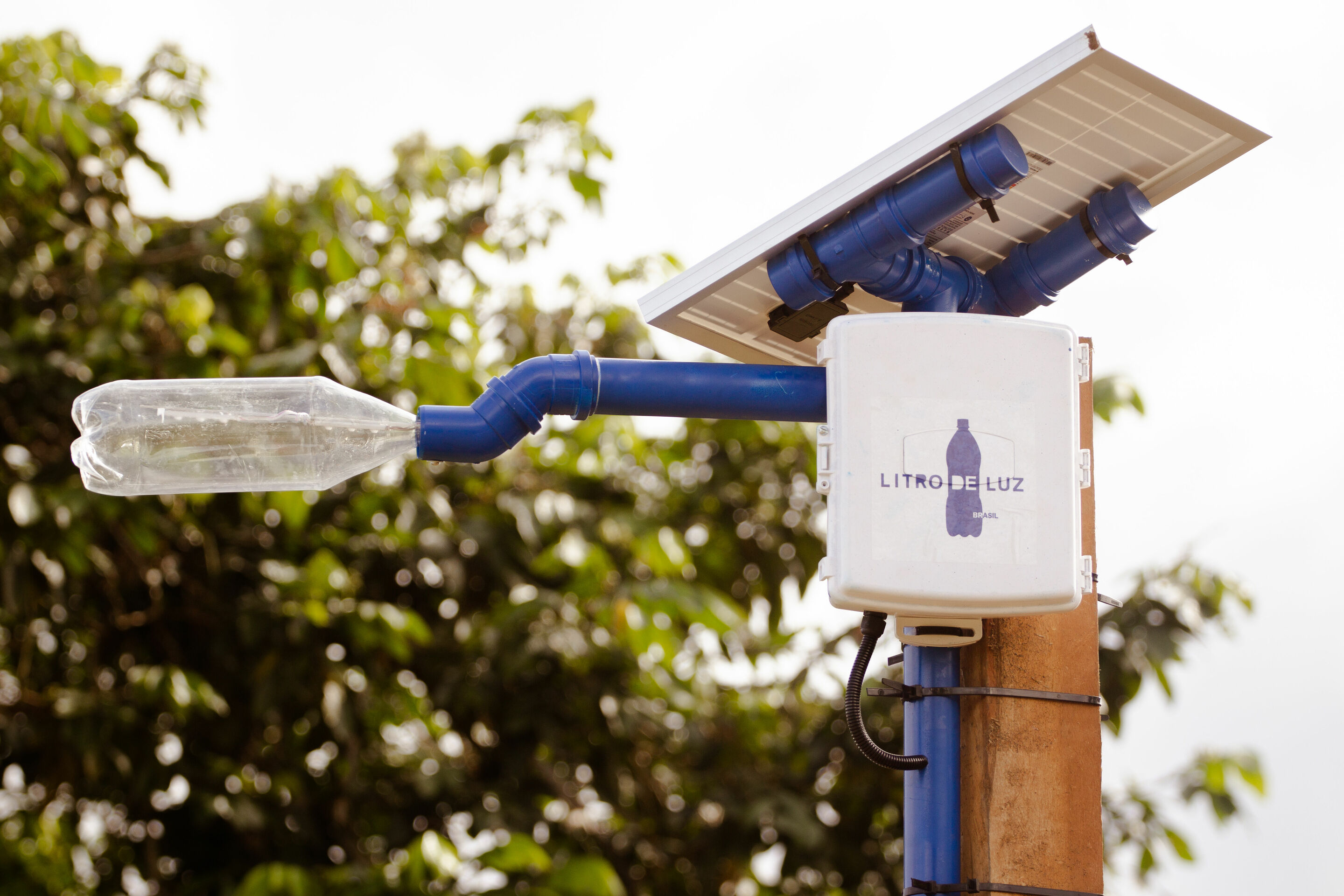 Audi and Litro de Luz install lampposts and solar lamps in Amazonian communities