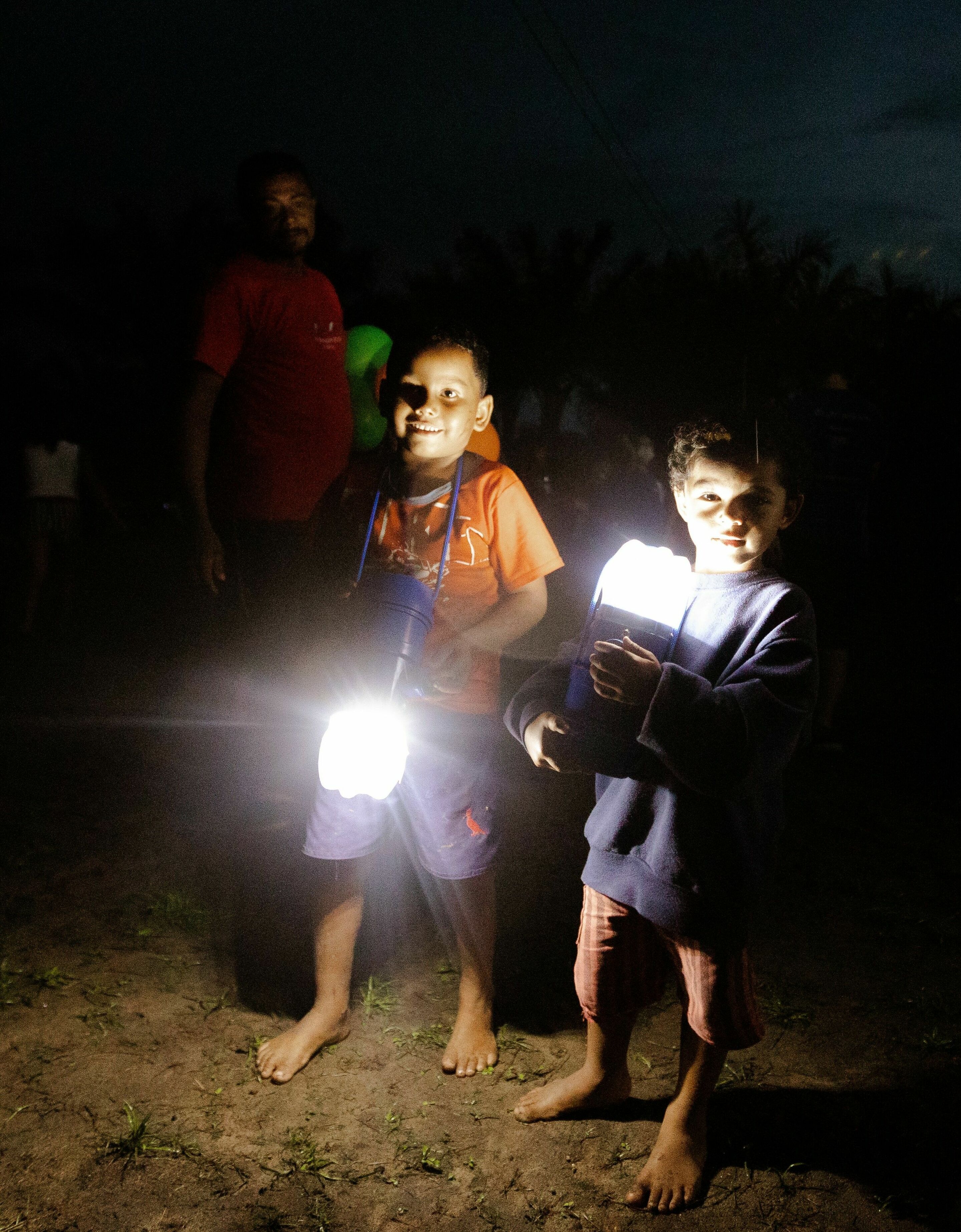 Solarlicht für Brasilien: Die Audi Stiftung für Umwelt, Audi do Brasil und Litro de Luz Brasil installieren in mehreren Gemeinden Amazoniens Lichtmasten und Solarlampen