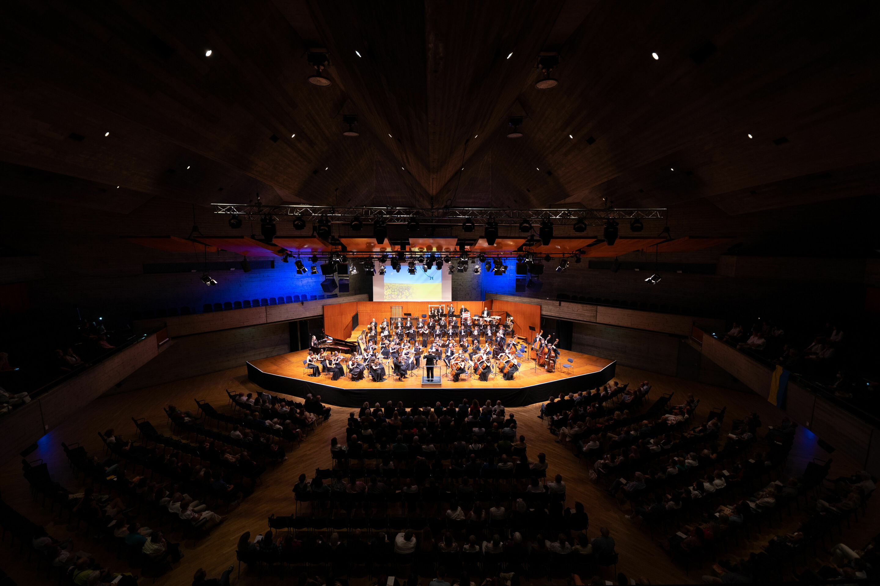 Audi Sommerkonzerte 2022 - Solidarity Concert
Lisa Batiashvili (violin)
International Symphony Orchestra Lviv (INSO-Lviv)
Nikoloz Rakhveli (conductor)