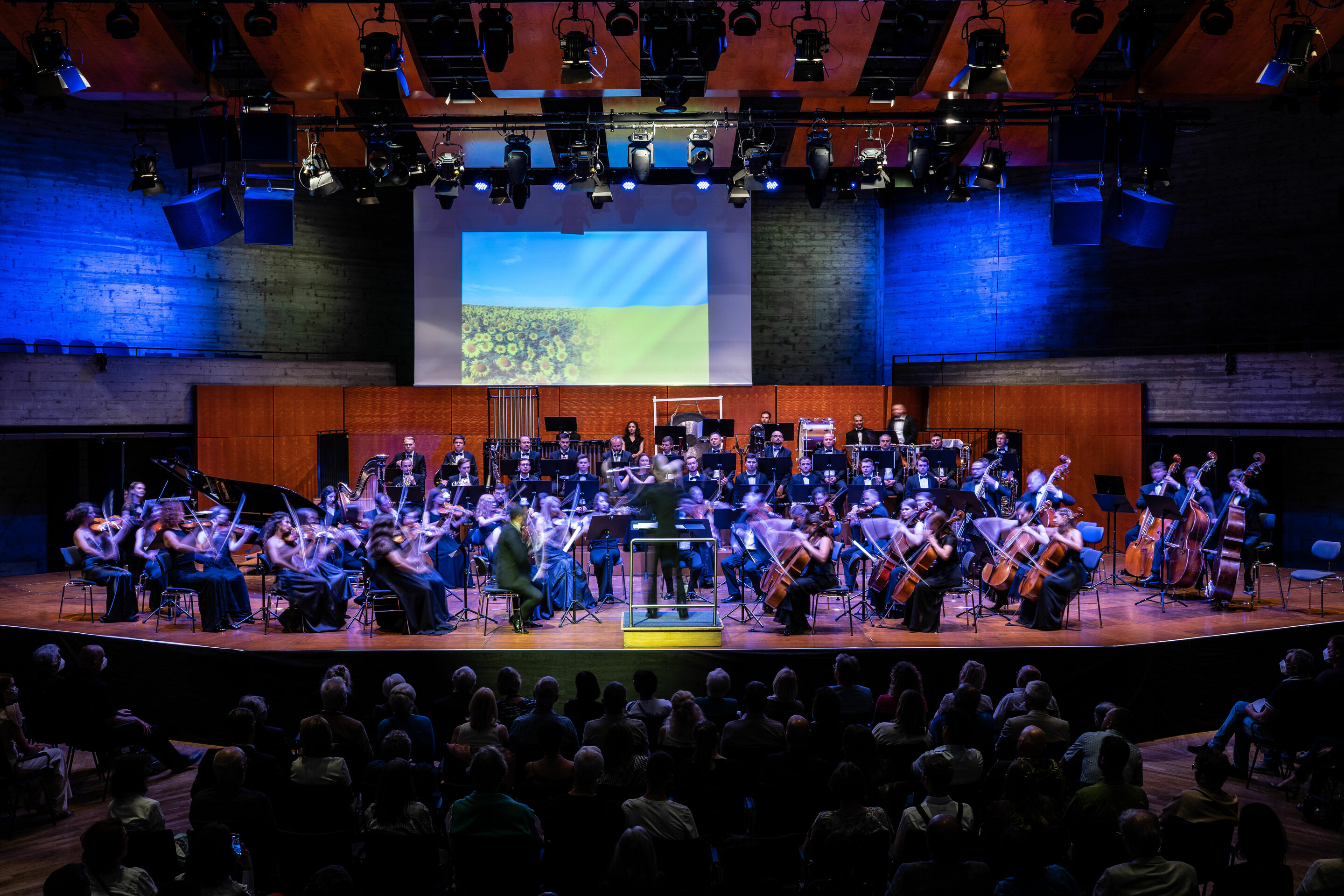 Audi Sommerkonzerte 2022 - Solidarity Concert
Lisa Batiashvili (violin)
International Symphony Orchestra Lviv (INSO-Lviv)
Nikoloz Rakhveli (conductor)