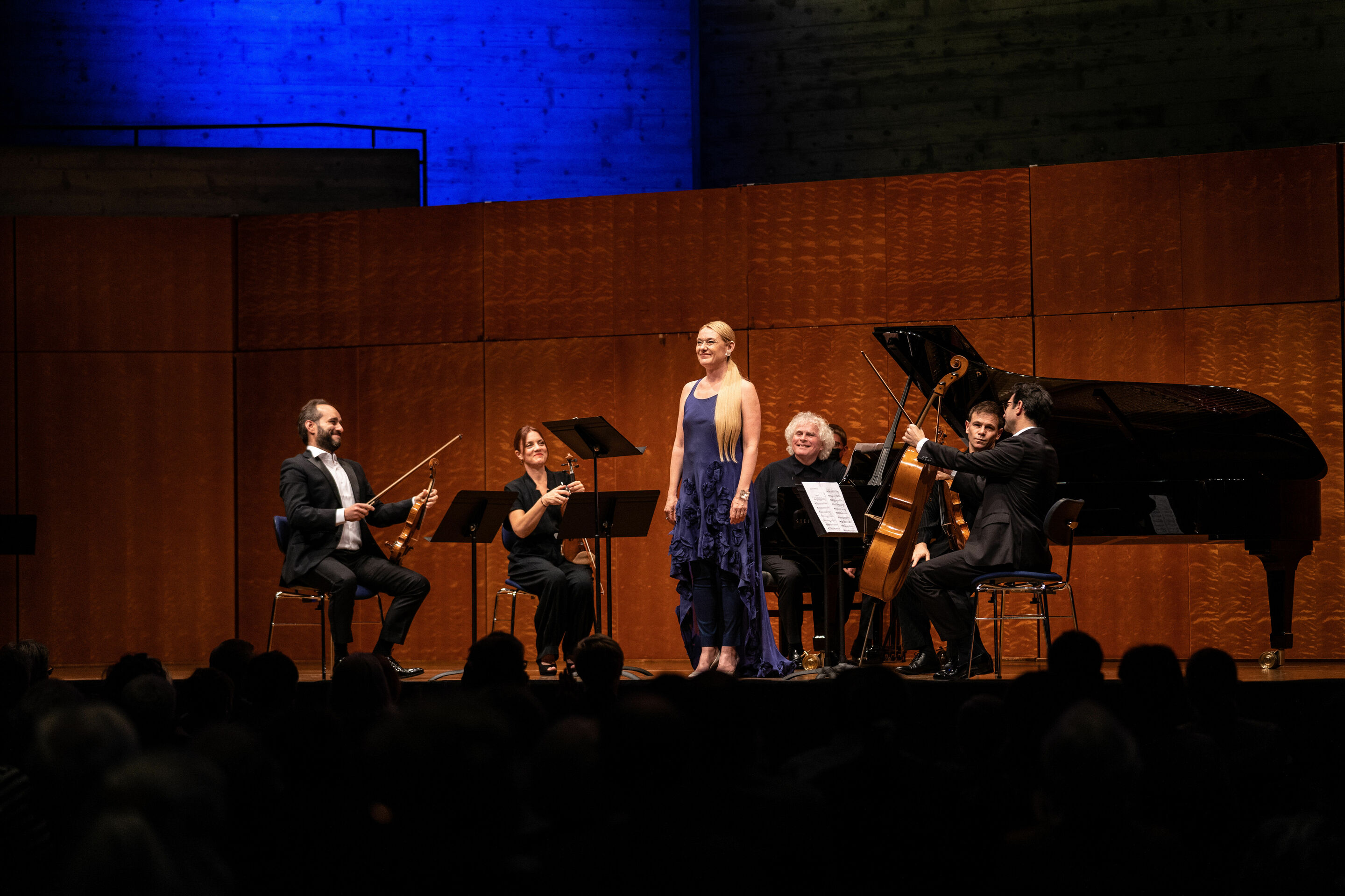 Audi Sommerkonzerte 2022 - Kongeniale Kunst
Magdalena Kožená (Mezzosopran)
Sir Simon Rattle (Klavier)
Kaspar Zehnder (Flöte)
Christopher Richards (Klarinette)
Giovanni Guzzo (Violine)
Rahel Rilling (Violine)
Amihai Grosz (Viola)
Dávid Adorján (Violoncello)