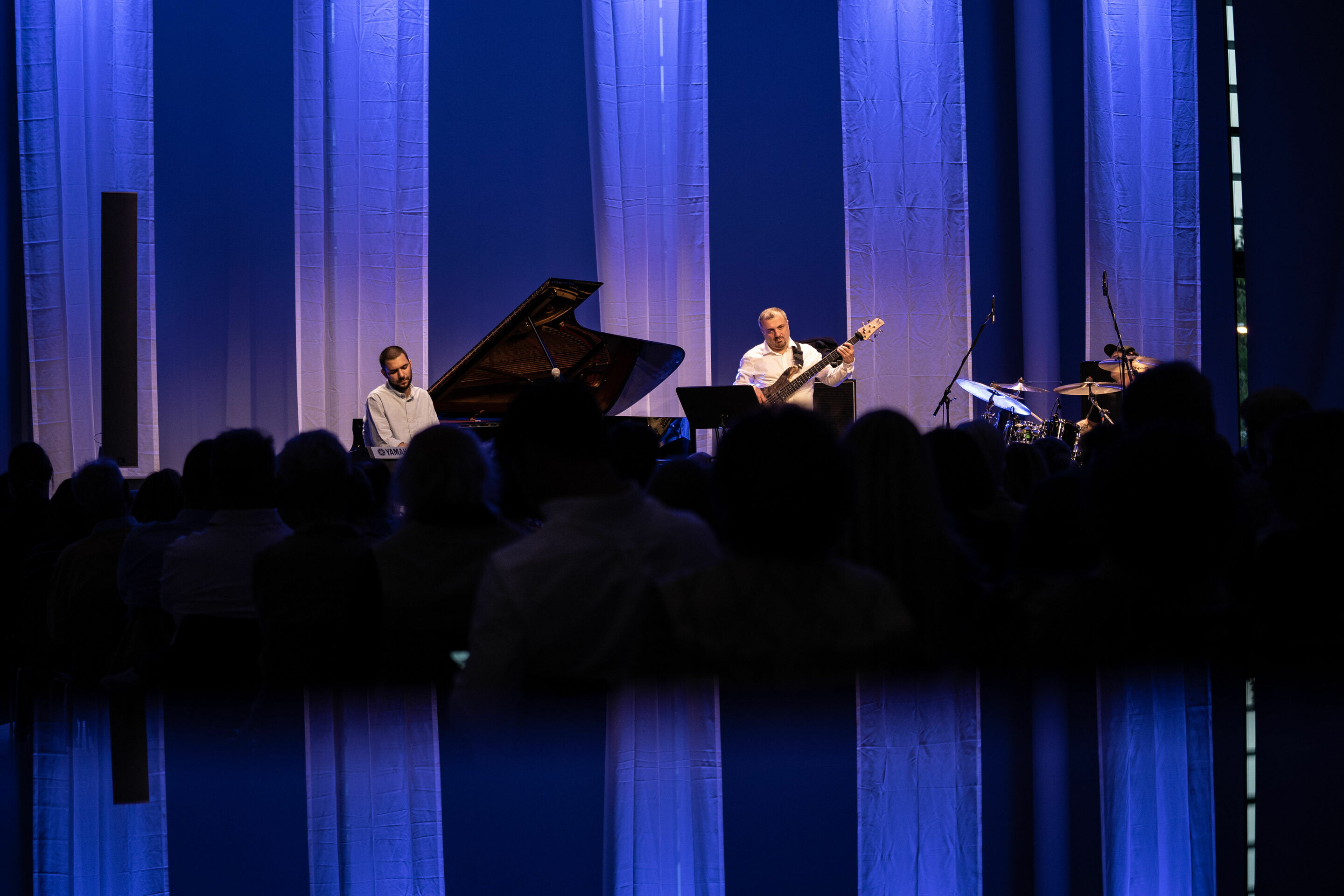 Audi Sommerkonzerte 2022 - Jazzwunder
Beka Gochiashvili Trio:
Beka Gochiashvili (Klavier)
Levan Deisadze (Bass)
Zaza Tsertsvadze (Schlagzeug)