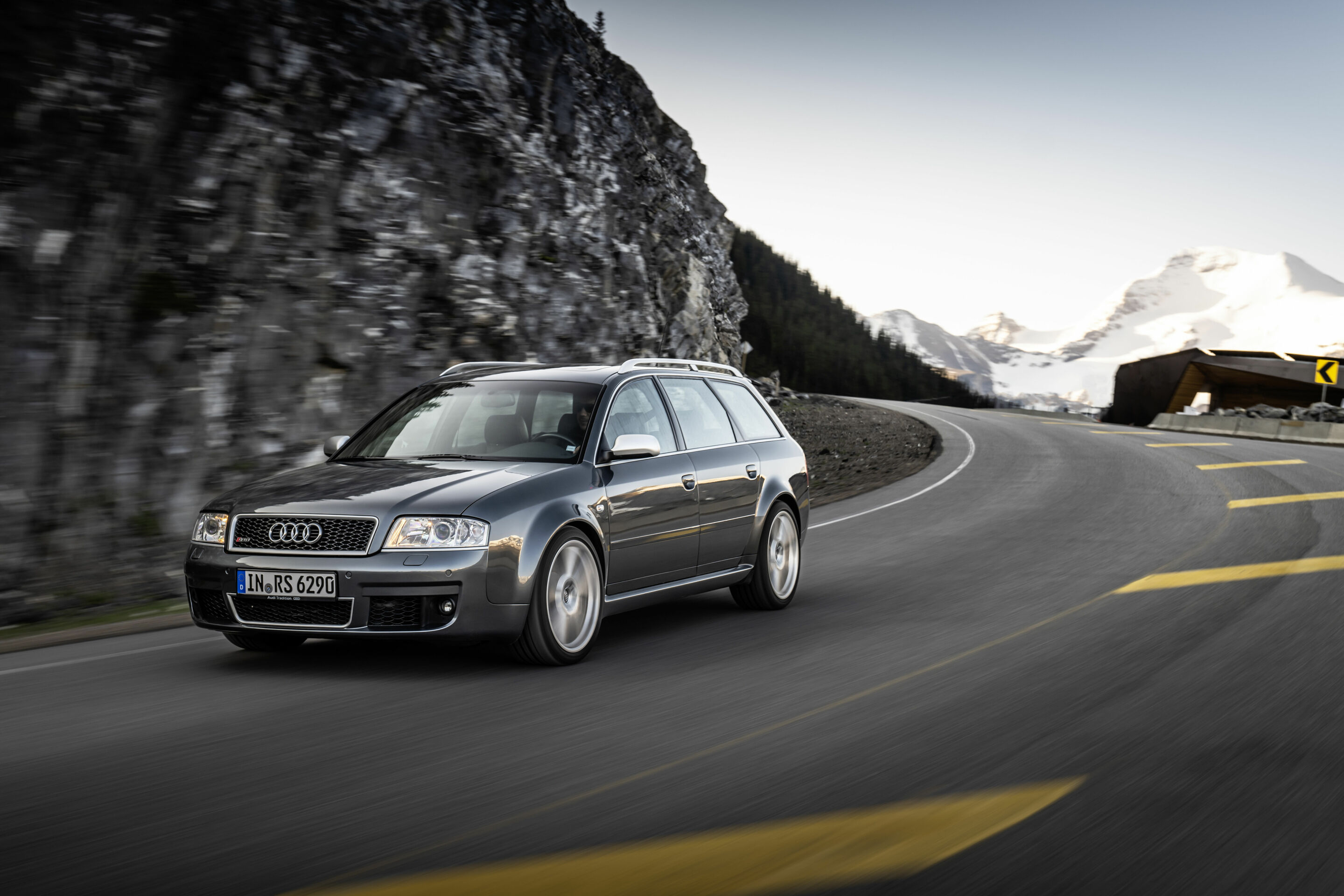 20th anniversary Audi RS 6 - Dynamic photo
Daytona grey (2002 - 2004)