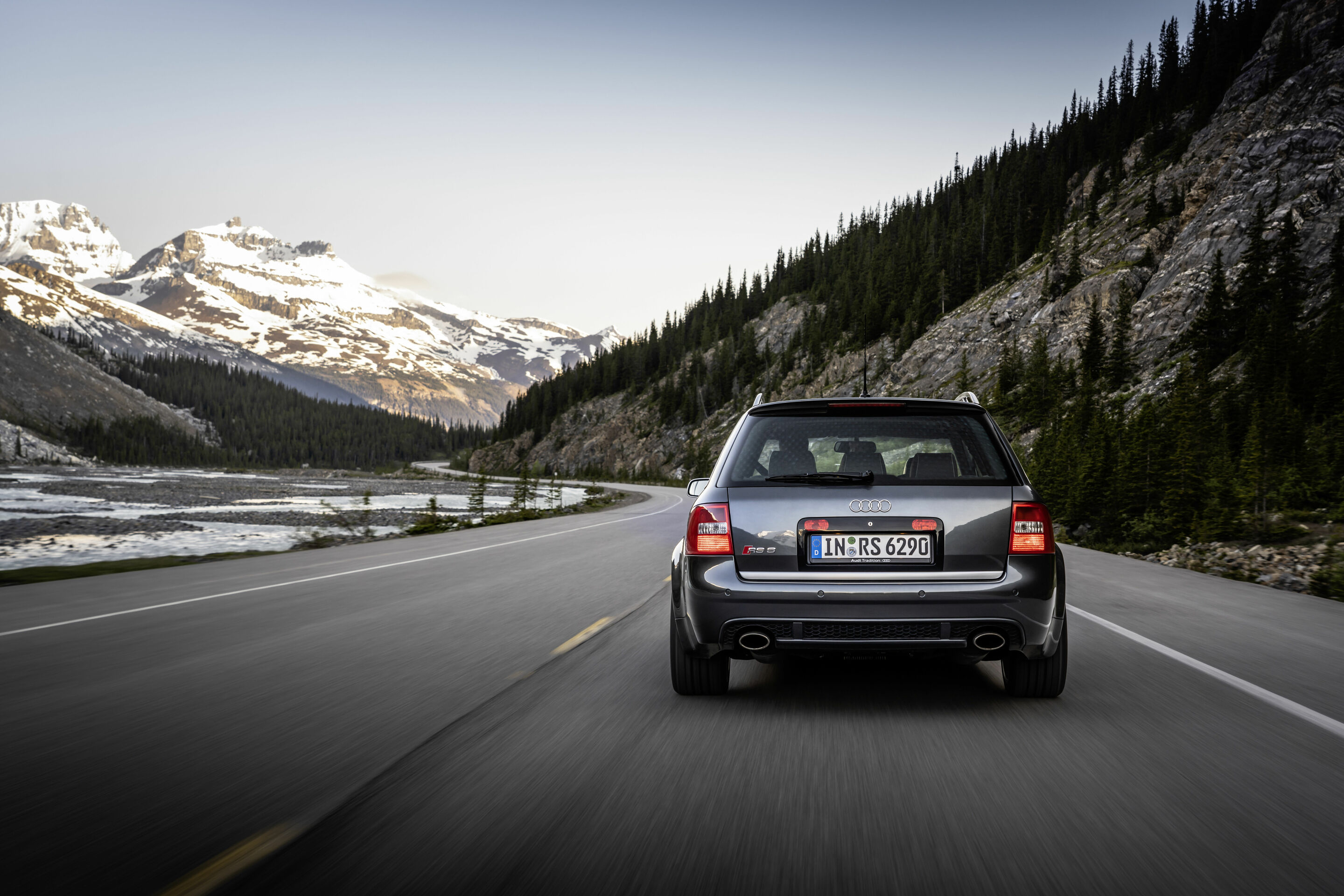20th anniversary Audi RS 6 - Dynamic photo
Daytona grey (2002 - 2004)