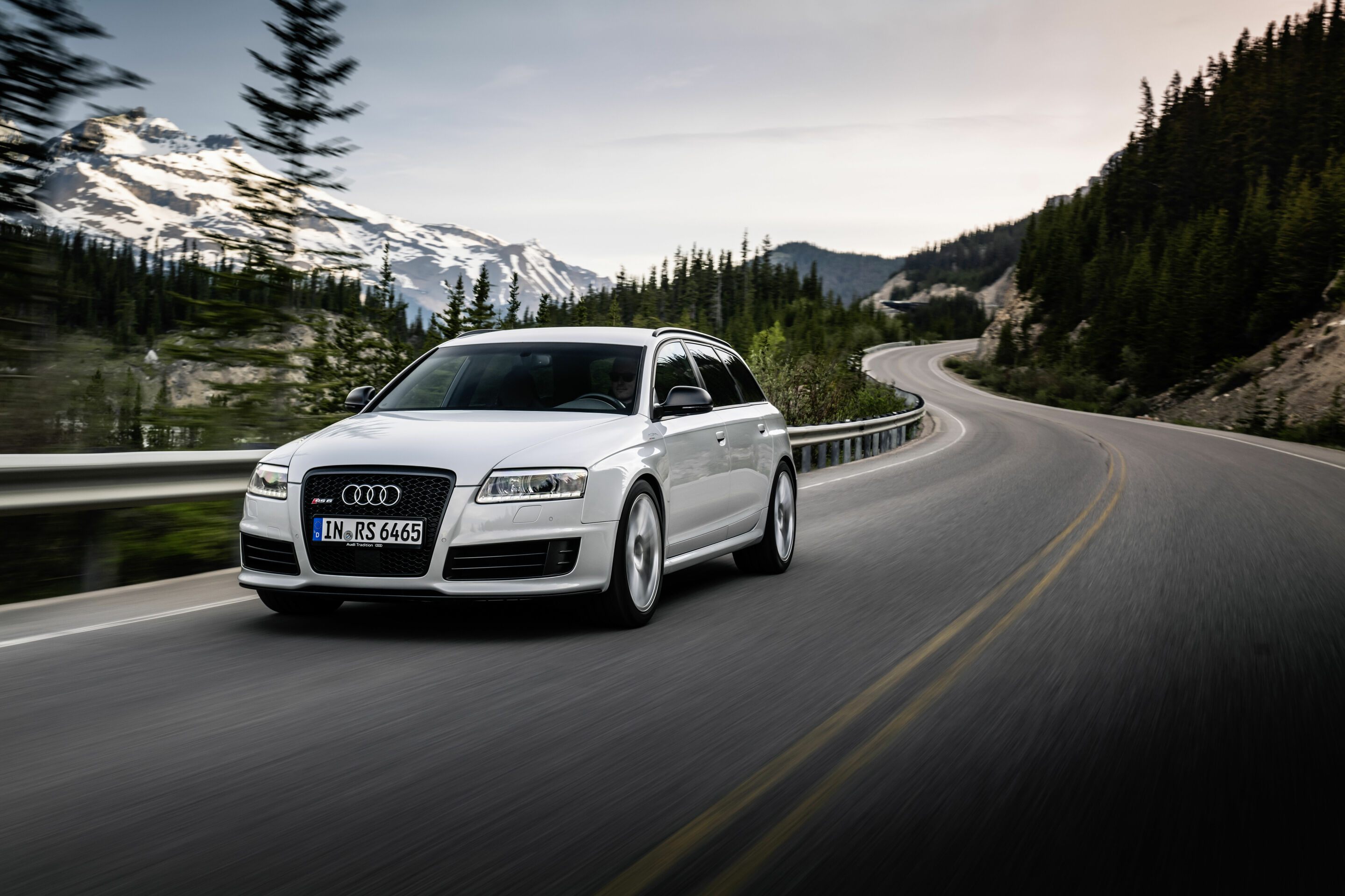 20th anniversary Audi RS 6 - Dynamic photo
Inuit white (2008 - 2011)