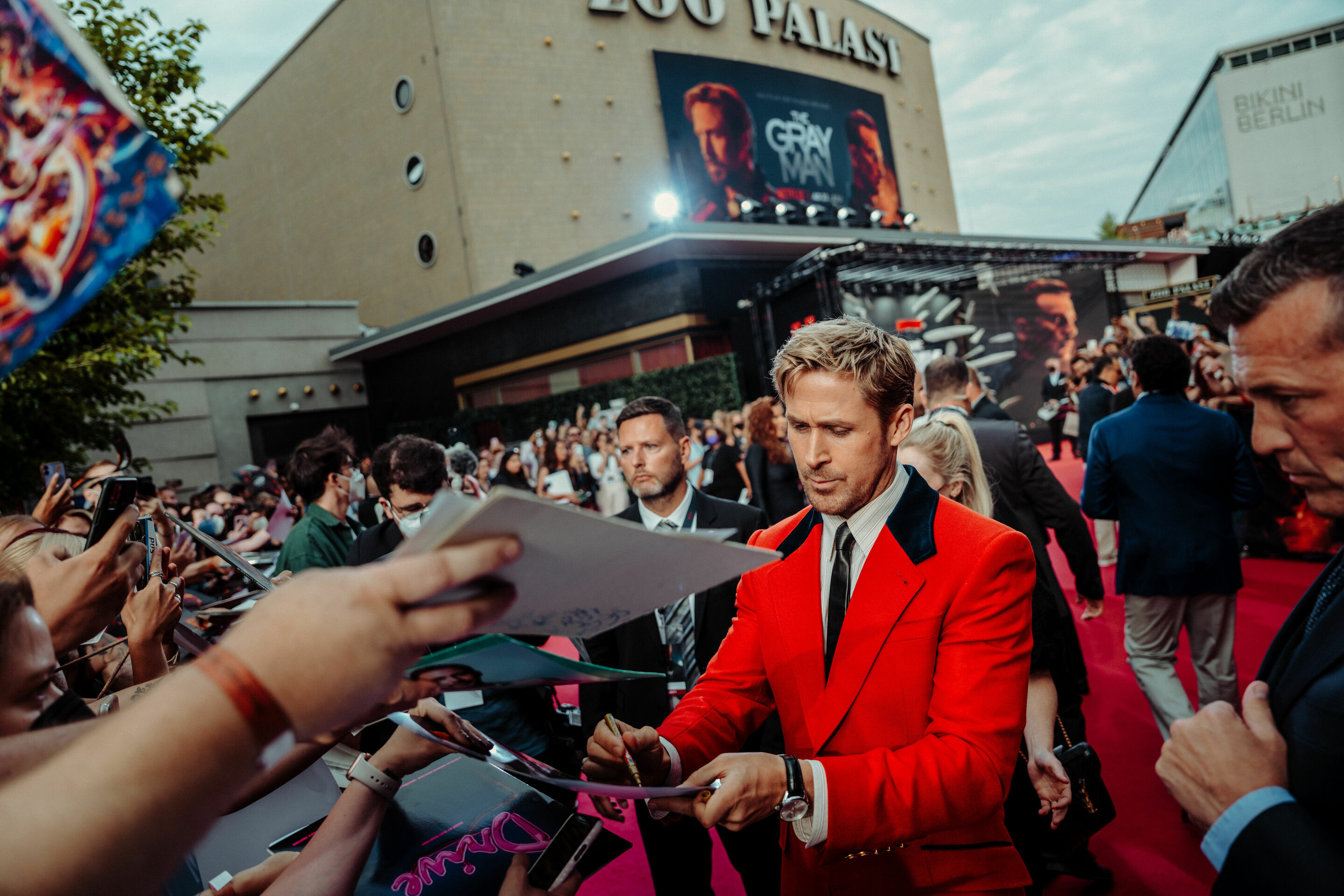 Audi Teams up with Netflix on “The Gray Man” as the Official Automotive Brand featured in the Film - Audi at the film premiere of "The Gray Man" in Berlin – Directors Joe and Anthony Russo drove to the film premiere with the Audi RS e-tron GT and its...