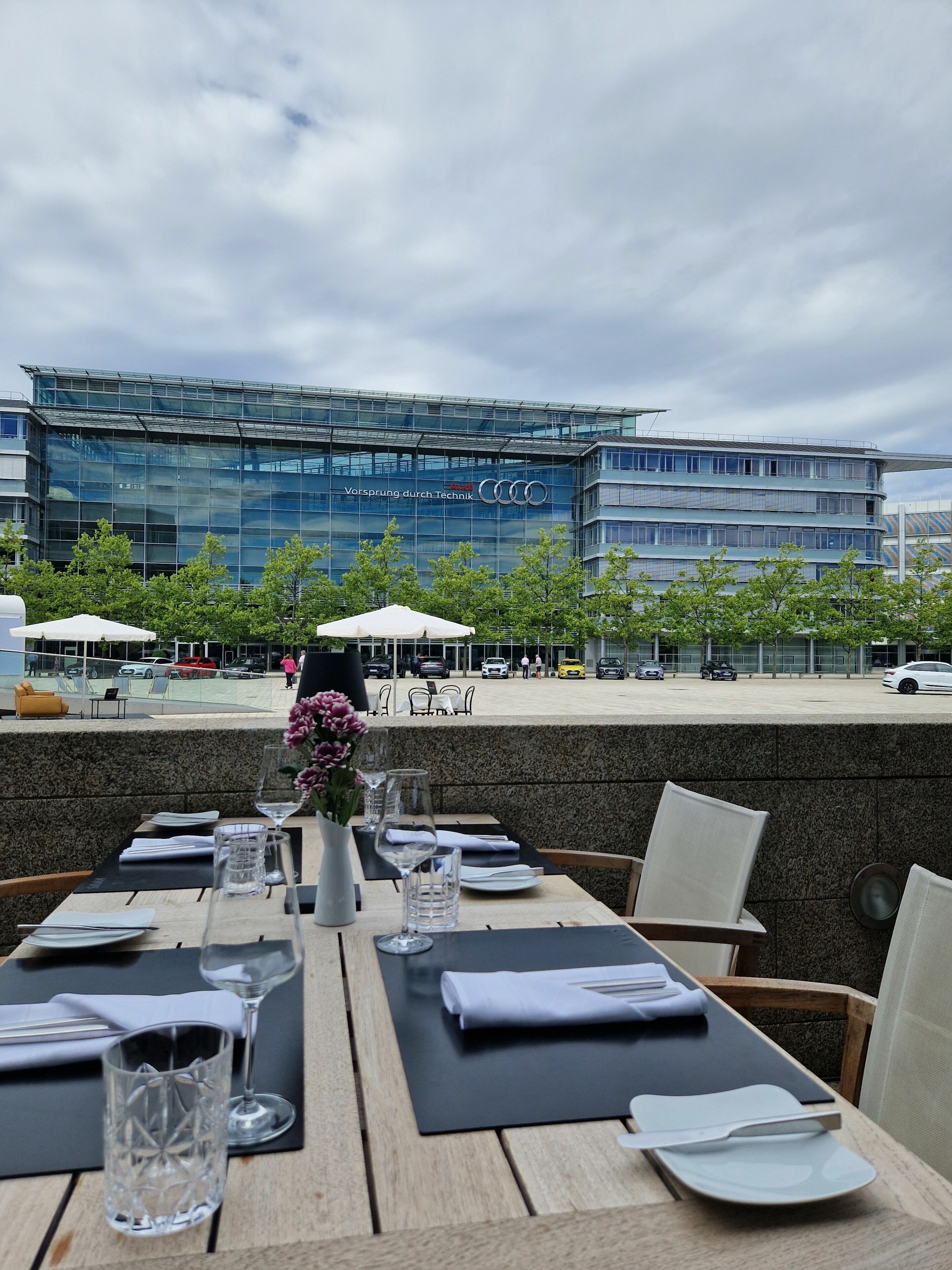 Sommer im Restaurant AVUS - Das Restaurant AVUS bietet kulinarische Highlights auf der Terrasse des Audi Forums an.