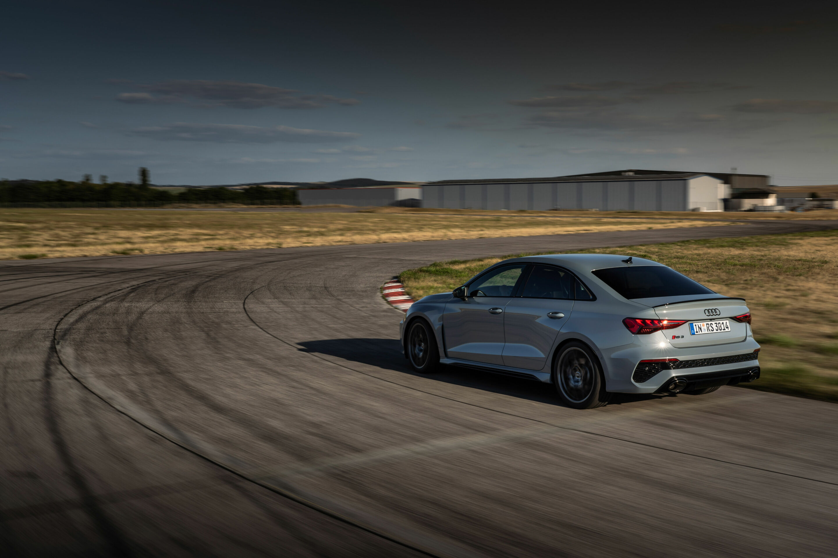 Audi RS 3 Limousine performance edition - Fahraufnahme, Farbe: Pfeilgrau Perleffekt