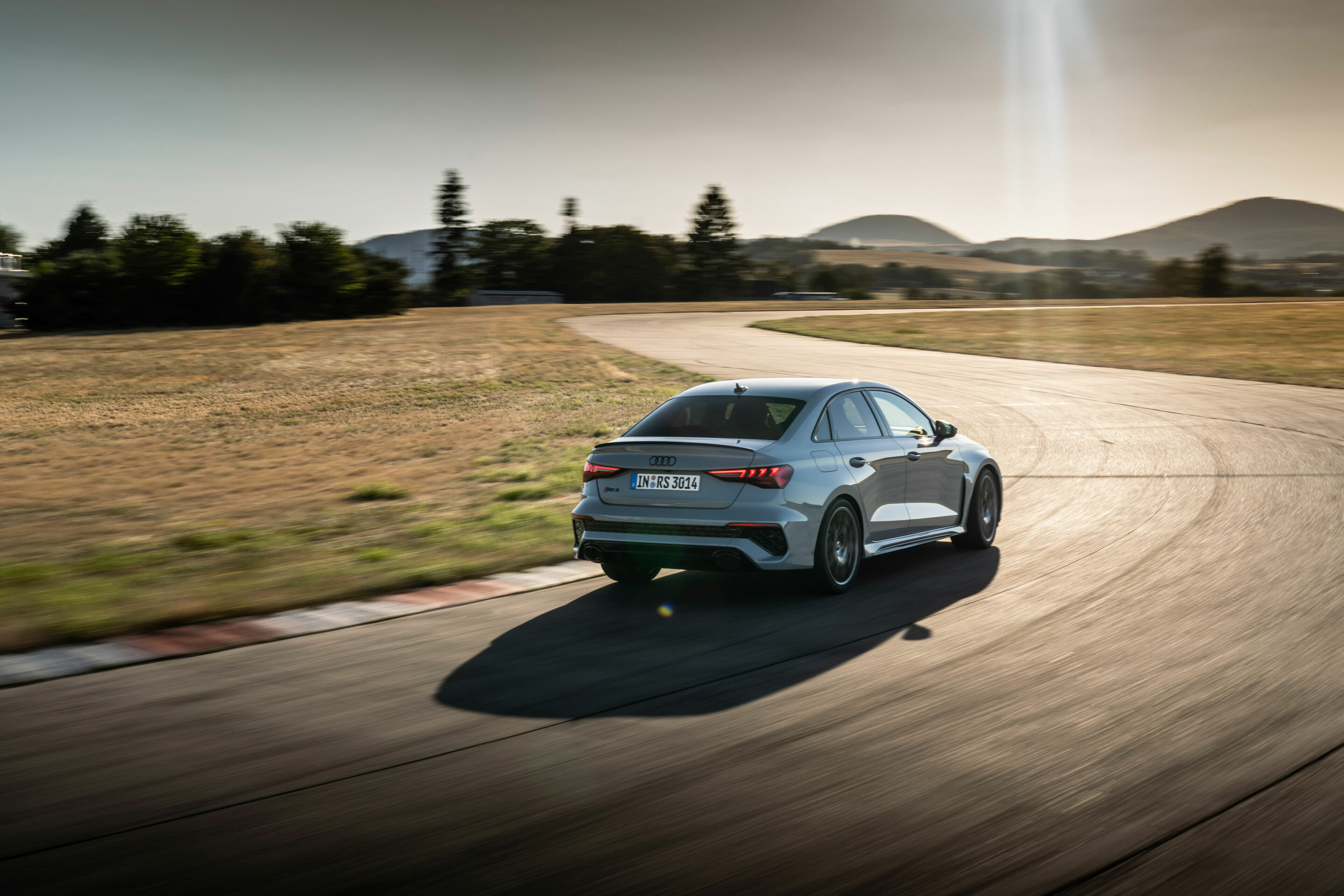 Audi RS 3 Limousine performance edition - Fahraufnahme, Farbe: Pfeilgrau Perleffekt