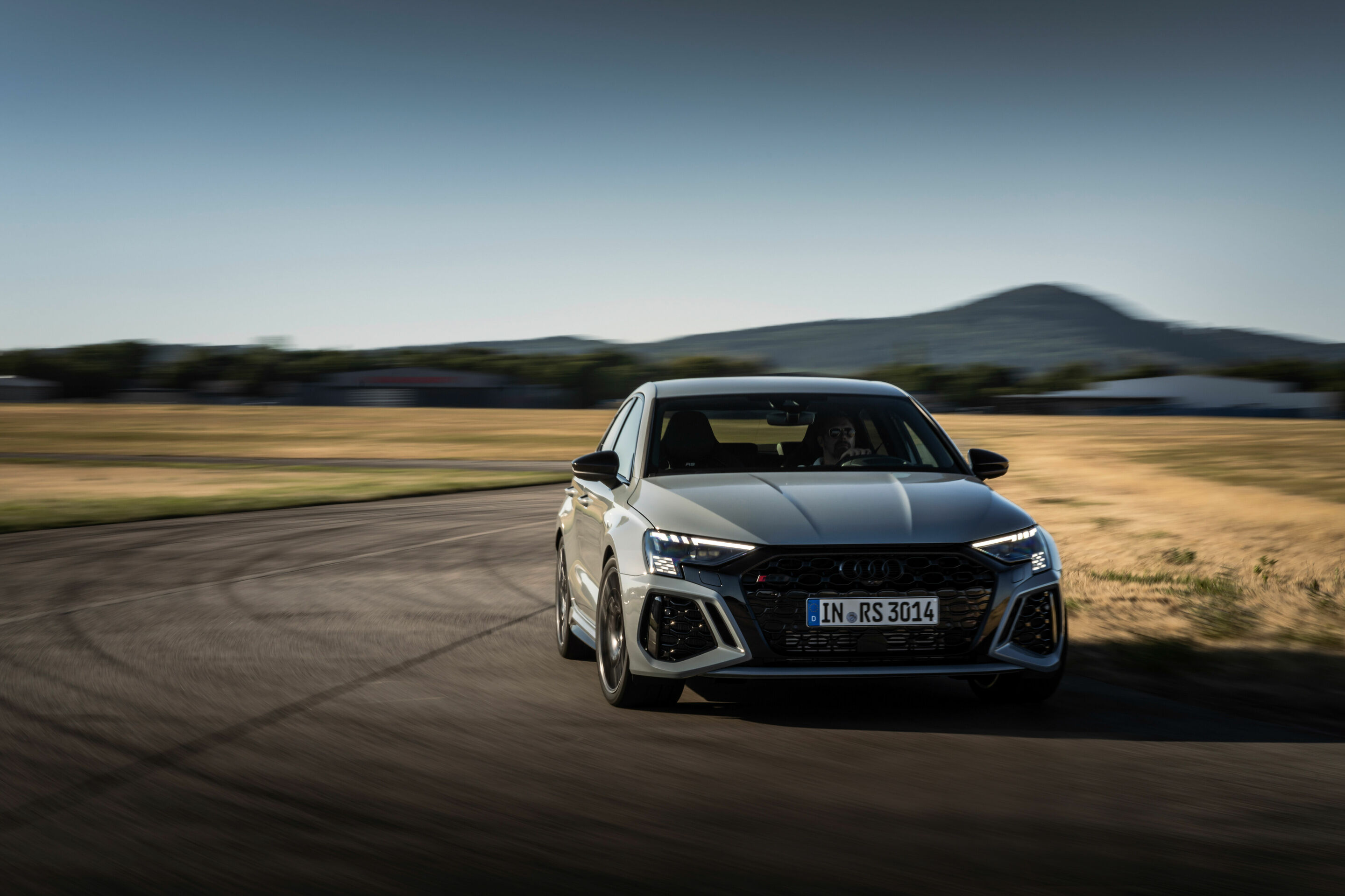 Audi RS 3 Limousine performance edition - Fahraufnahme, Farbe: Pfeilgrau Perleffekt