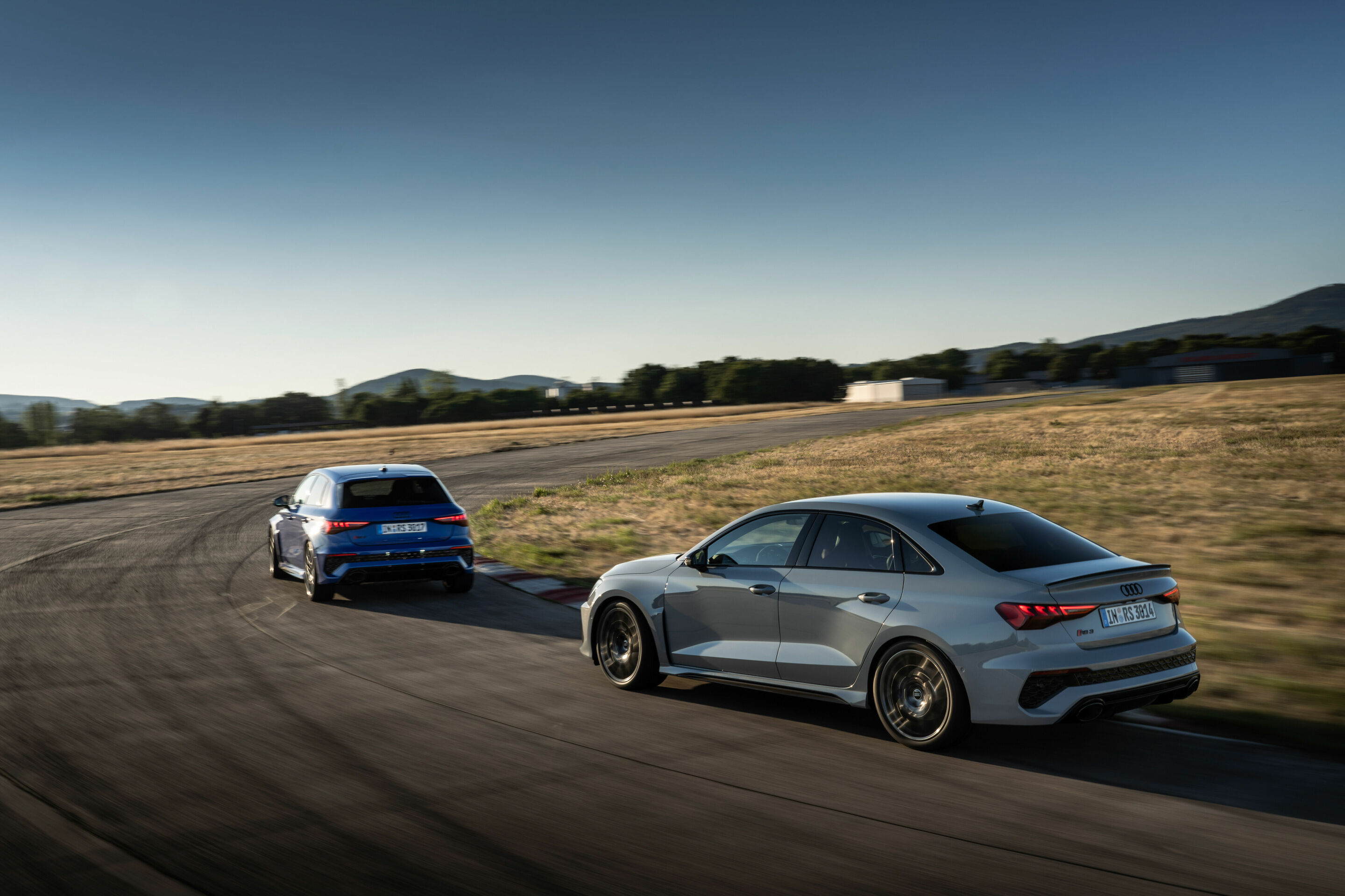 Audi RS 3 Limousine performance edition, Audi RS 3 Sportback performance edition - Audi RS 3 Limousine performance edition, Fahraufnahme, Farbe: Pfeilgrau Perleffekt.
Audi RS 3 Sportback performance edition , Fahraufnahme, Farbe: Nogaroblau Perleffekt.