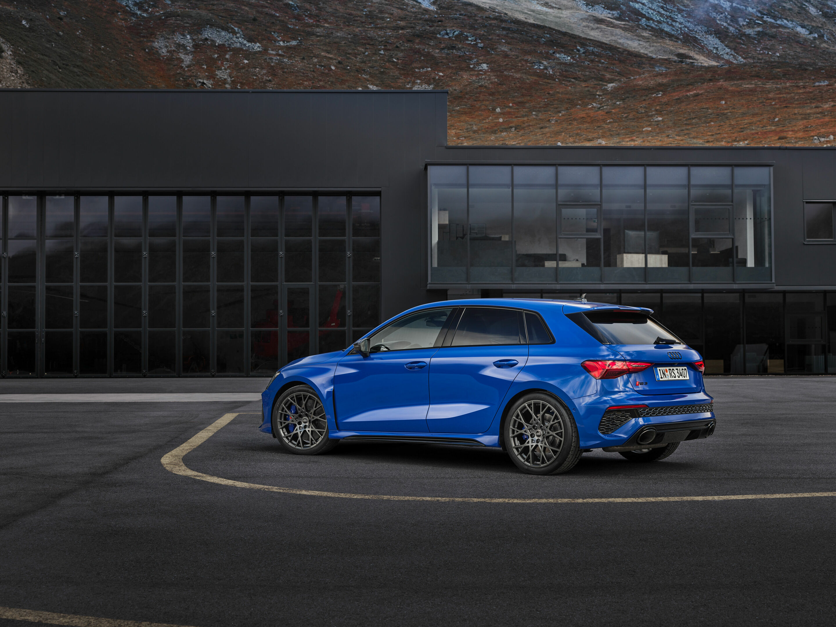 Audi RS 3 Sportback performance edition - Standaufnahme, Farbe: Nogaroblau Perleffekt.