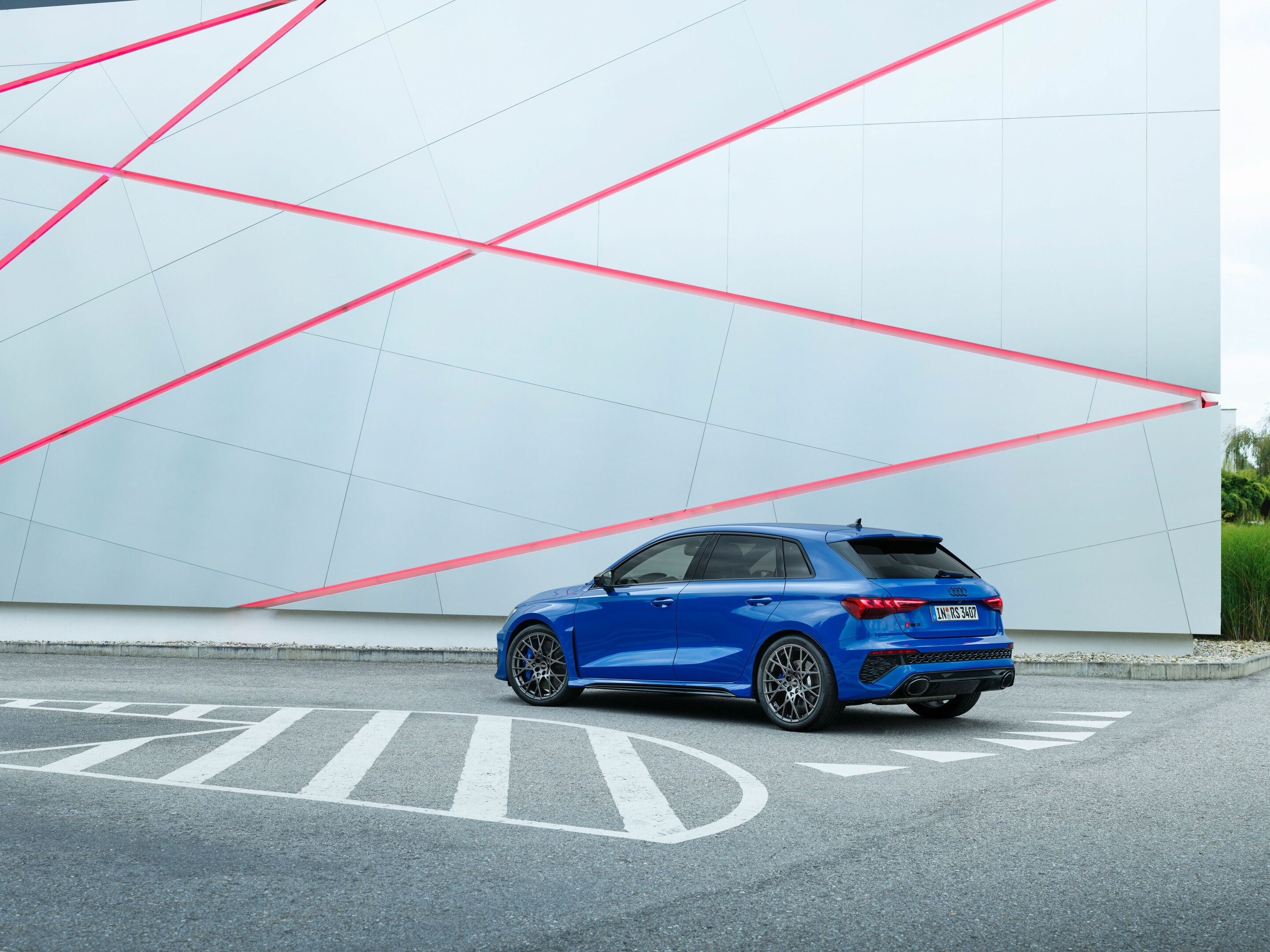 Audi RS 3 Sportback performance edition - Standaufnahme, Farbe: Nogaroblau Perleffekt.
