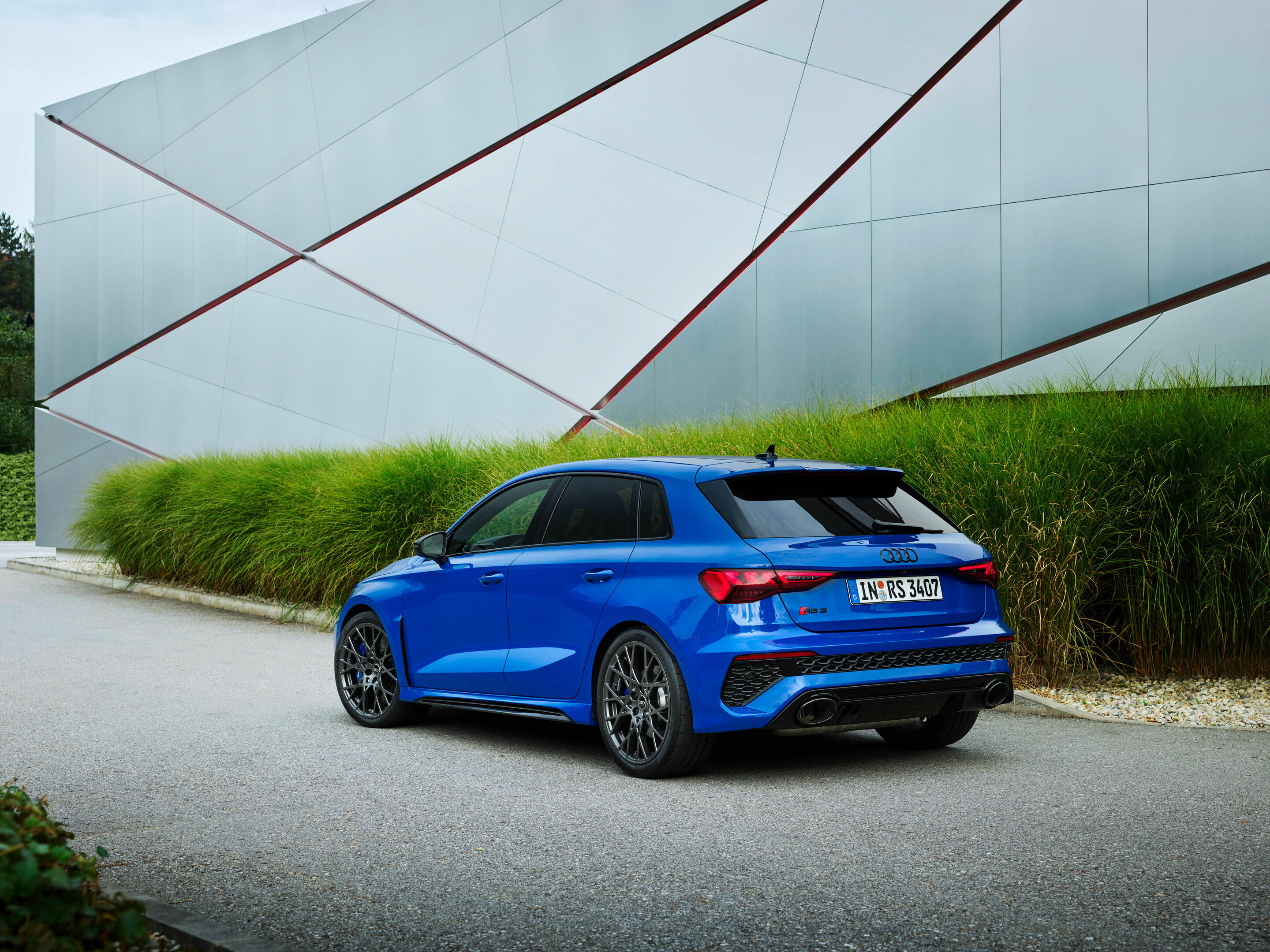 Audi RS 3 Sportback performance edition - Standaufnahme, Farbe: Nogaroblau Perleffekt.