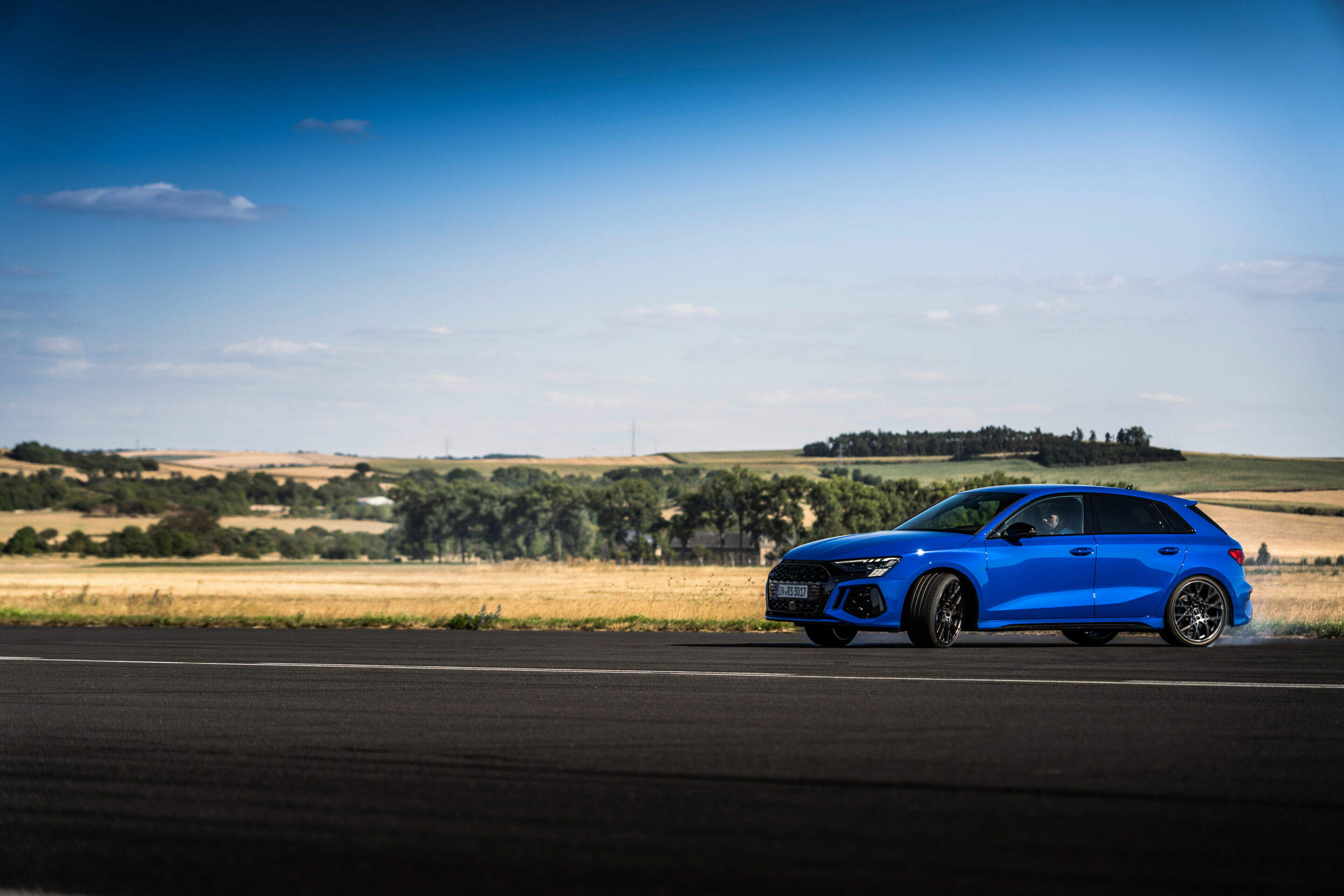 Audi RS 3 Sportback performance edition - Fahraufnahme, Farbe: Nogaroblau Perleffekt.