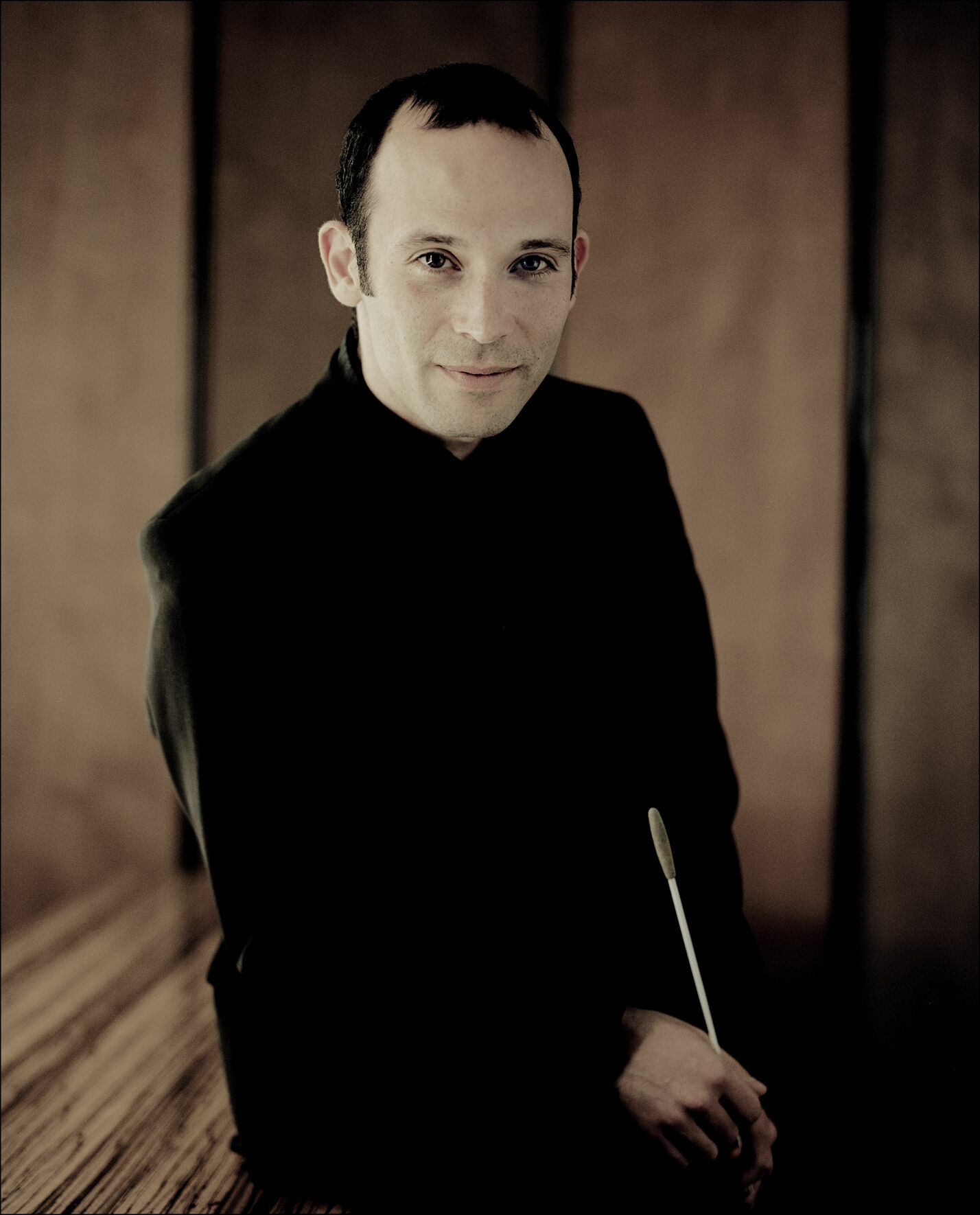 Audi Weihnachtskonzert: Kartenvorverkauf startet - Ariel Zuckermann leitet das Georgische Kammerorchester Ingolstadt und ist als Solist an der Flöte zu hören