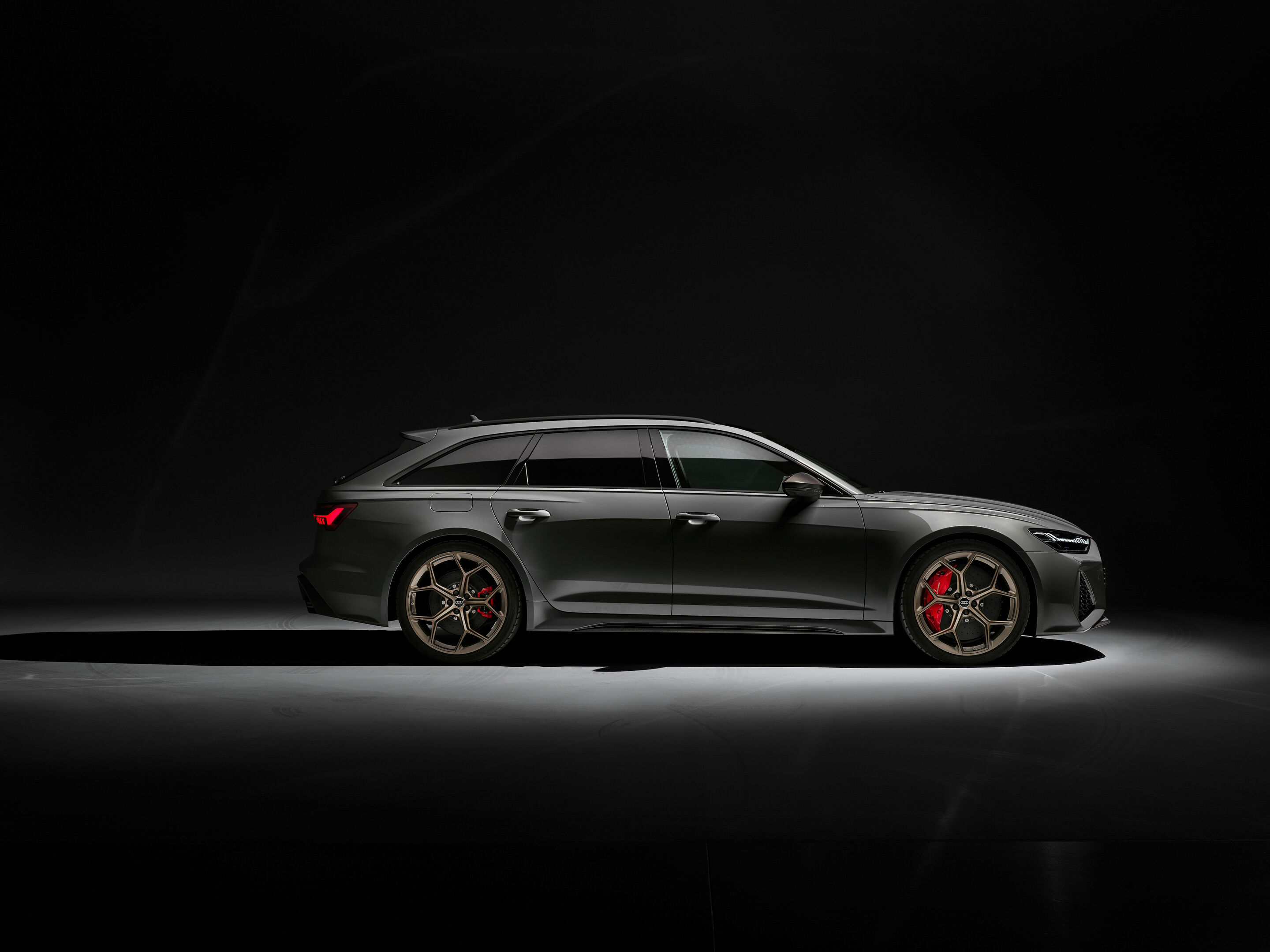 Audi RS 6 Avant performance - Standaufnahme, Farbe: Nimbusgrau in Perleffekt
