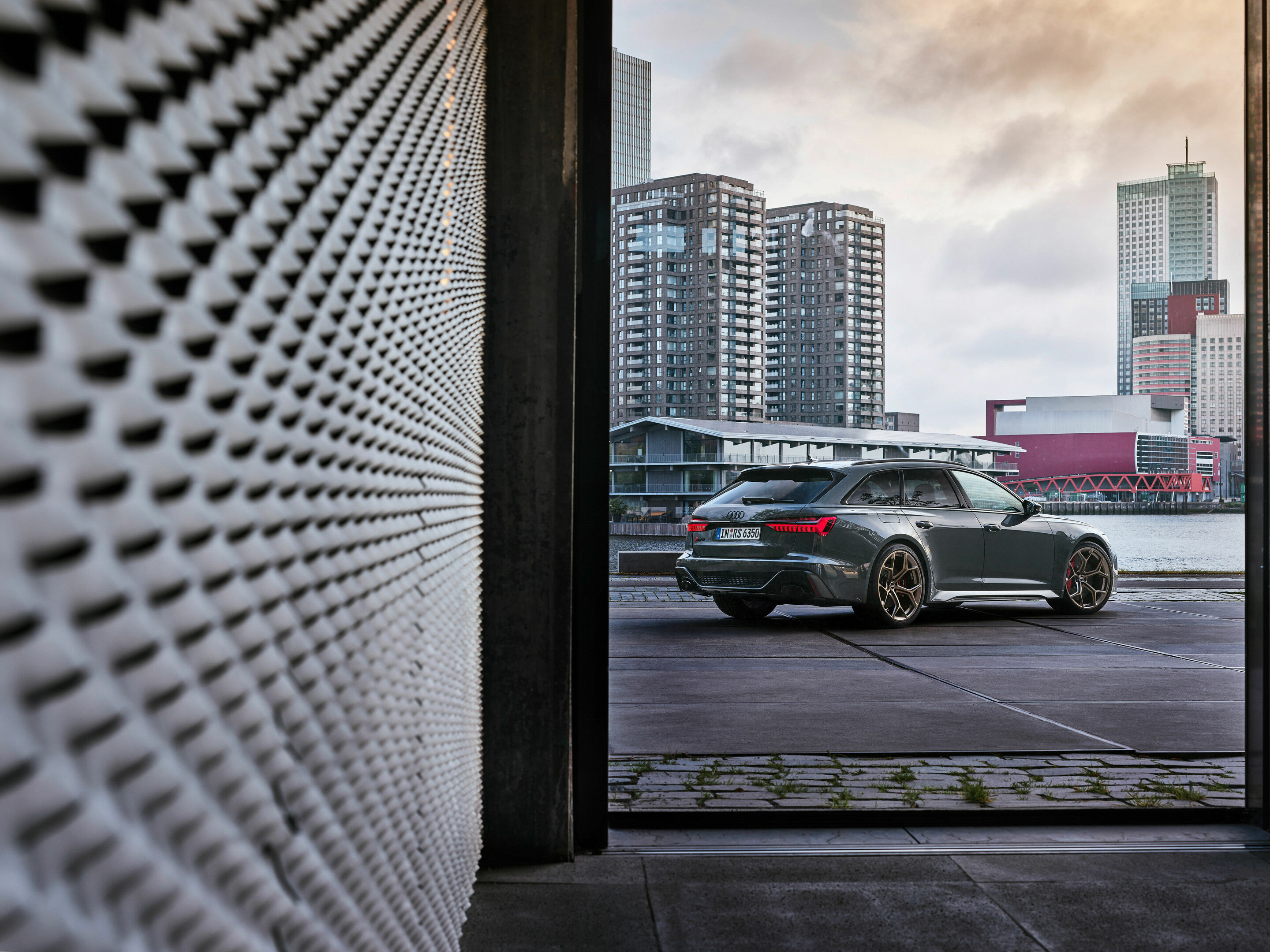 Audi RS 6 Avant performance - Standaufnahme, Farbe: Nimbusgrau in Perleffekt
