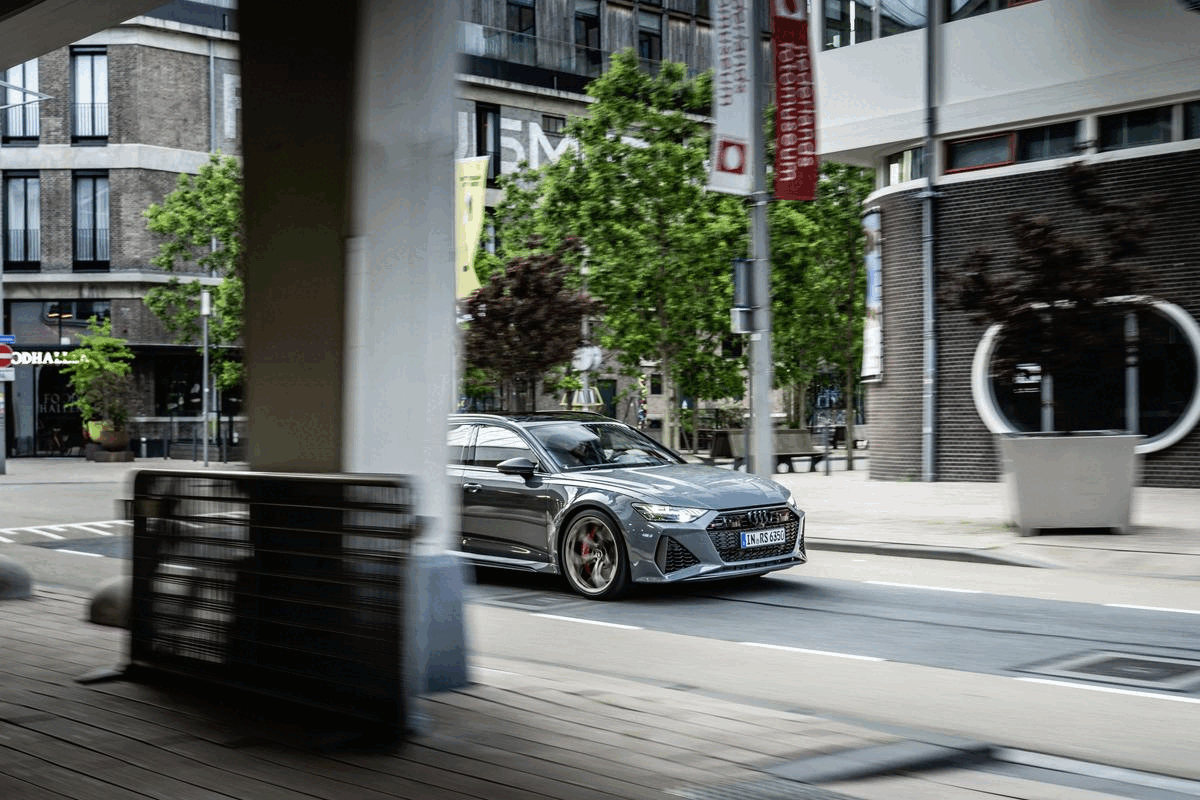 Audi RS 6 Avant performance - Fahraufnahme, Farbe: Nimbusgrau in Perleffekt