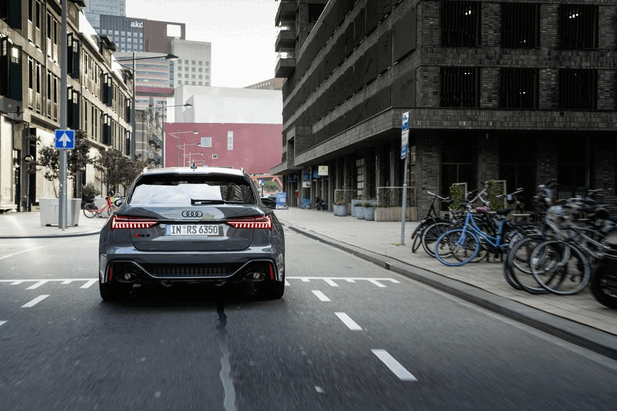 Audi RS 6 Avant performance - Fahraufnahme, Farbe: Nimbusgrau in Perleffekt