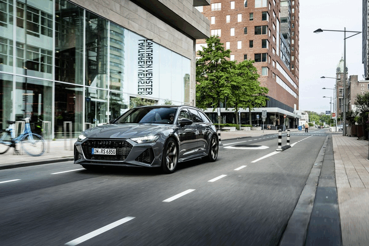 Audi RS 6 Avant performance - Fahraufnahme, Farbe: Nimbusgrau in Perleffekt