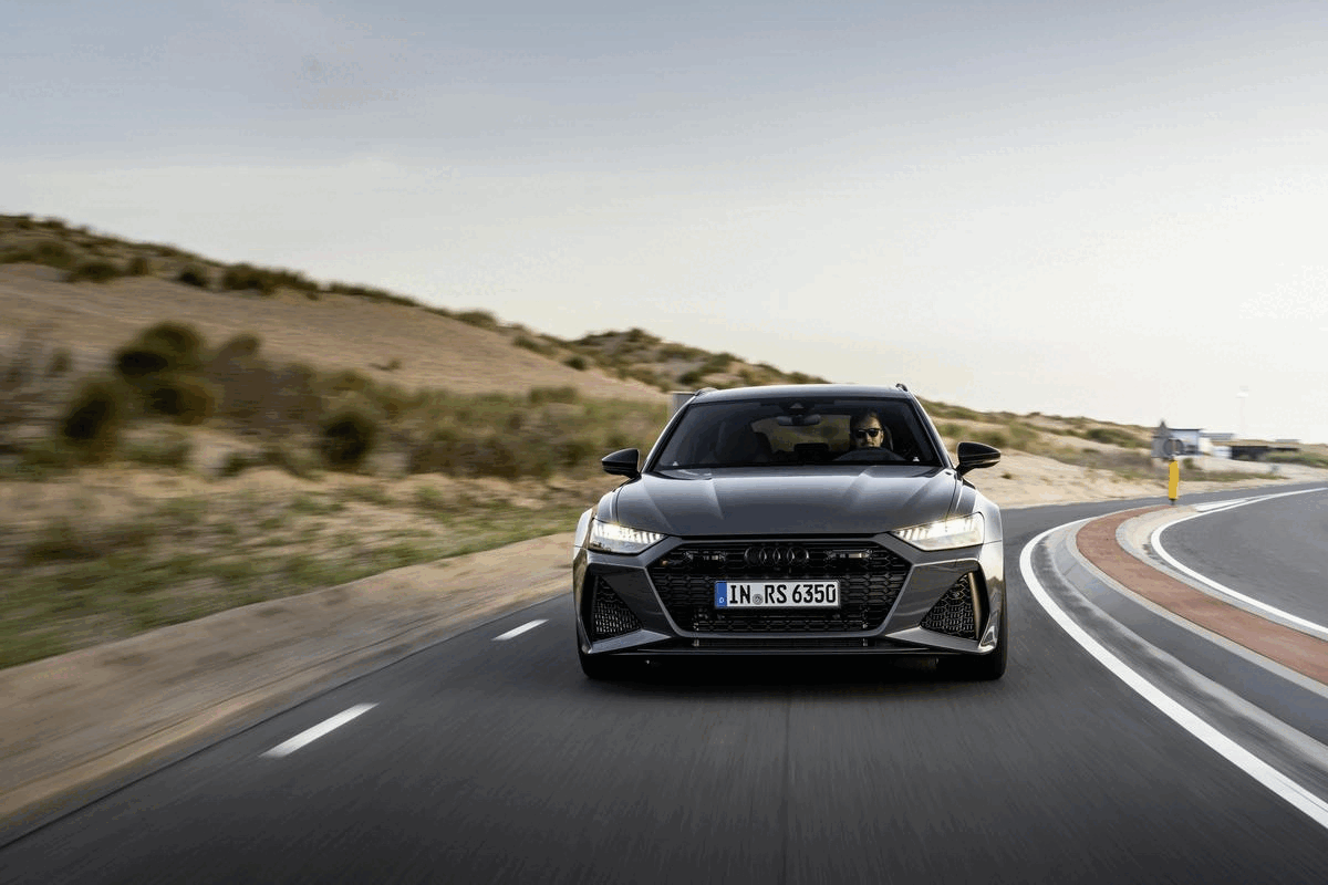 Audi RS 6 Avant performance - Fahraufnahme, Farbe: Nimbusgrau in Perleffekt