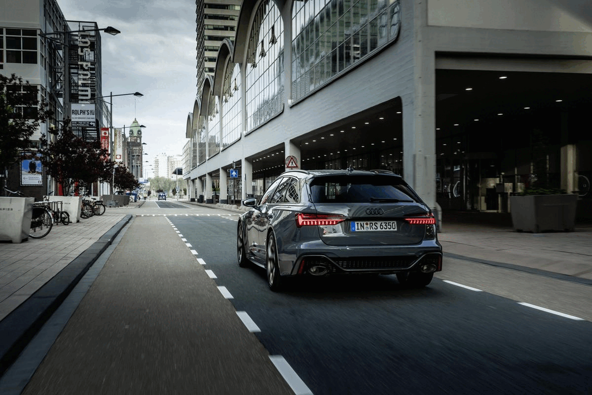 Audi RS 6 Avant performance - Fahraufnahme, Farbe: Nimbusgrau in Perleffekt