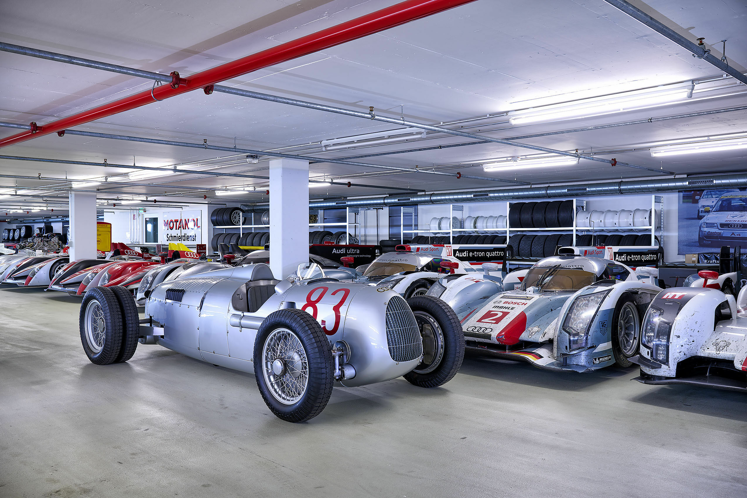 Audi Tradition Buch „Einblicke“ - Kronjuwelen in der historischen Fahrzeugsammlung der AUDI AG sind die Auto Union Grand-Prix-Rennwagen der Vorkriegszeit. Der Sechzehnzylinder Typ C ist ein originalgetreuer Nachbau.