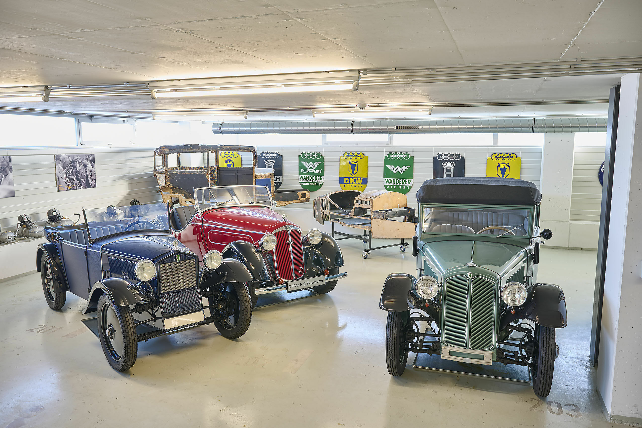 Audi Tradition Buch „Einblicke“ - Die DKW-Front-Modelle unterlagen steter technischer Weiterentwicklung. Von links DKW F 1 von 1931, DKW F 5 Roadster von 1937 und DKW F 2 Meisterklasse Cabrio-Limousine von 1933.