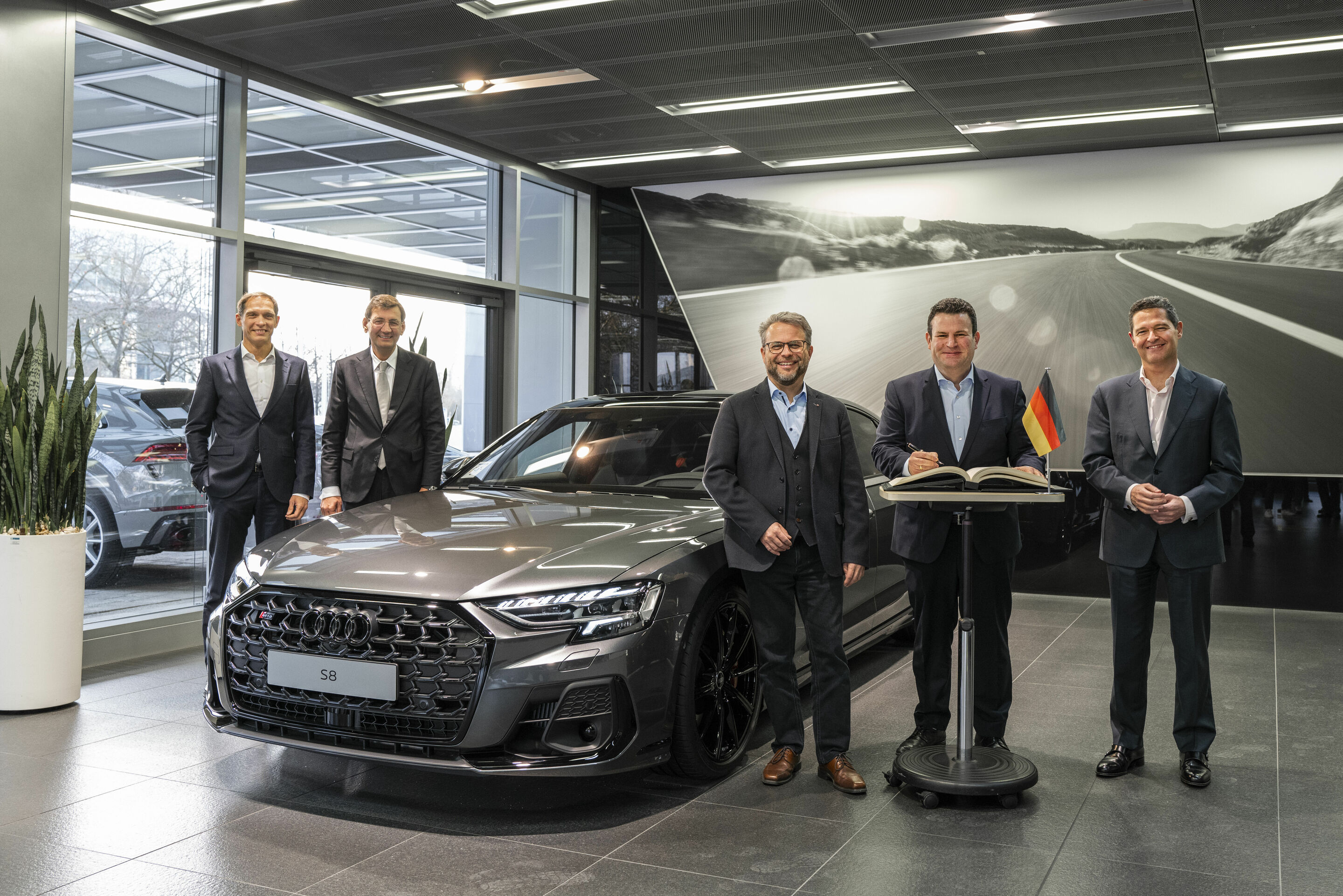 Federal Minister Hubertus Heil visits Audi