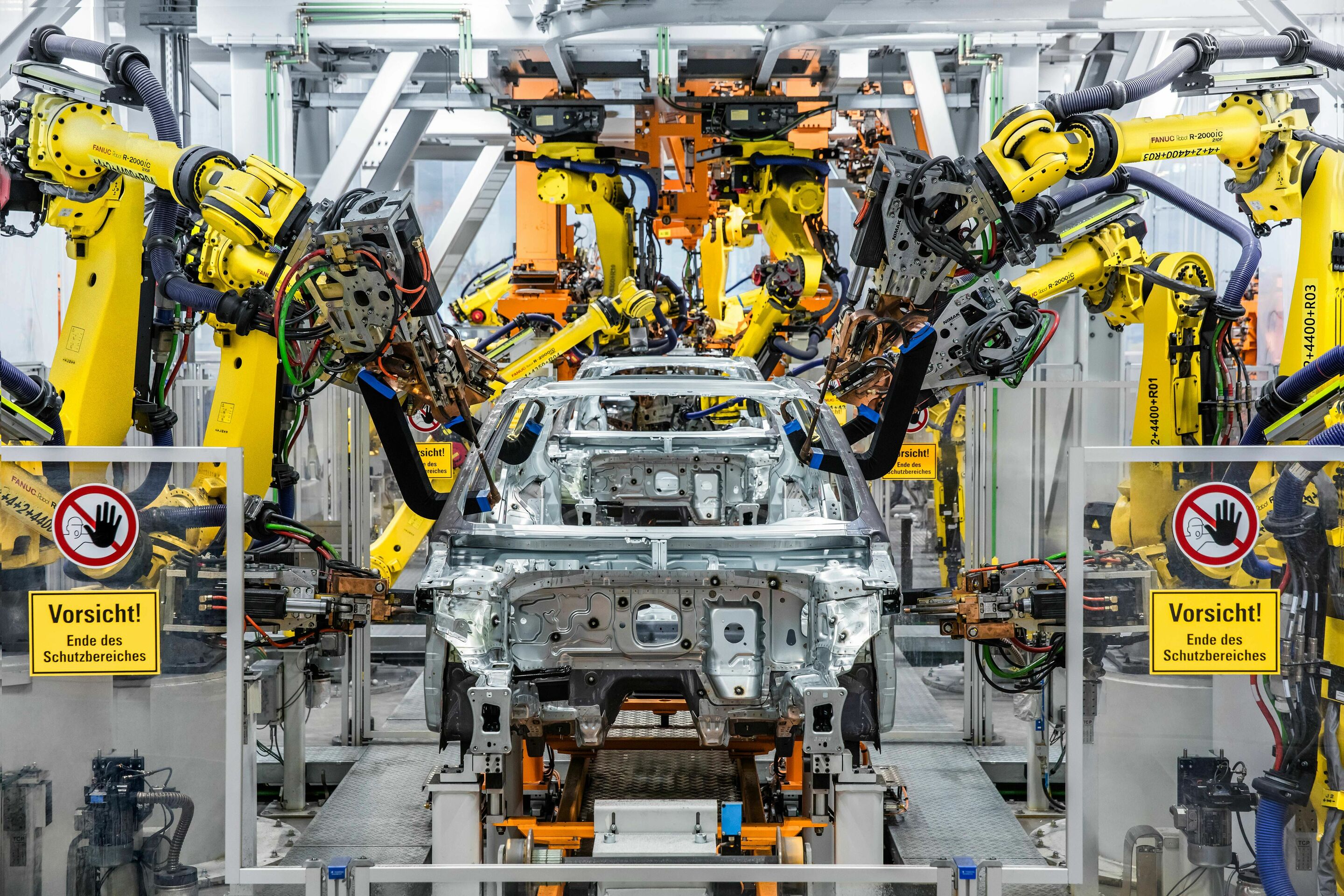 Erlebnistour bei Audi - Hocheffizient: Roboter setzen im Ingolstädter Werk eine Audi-Karosserie zusammen.