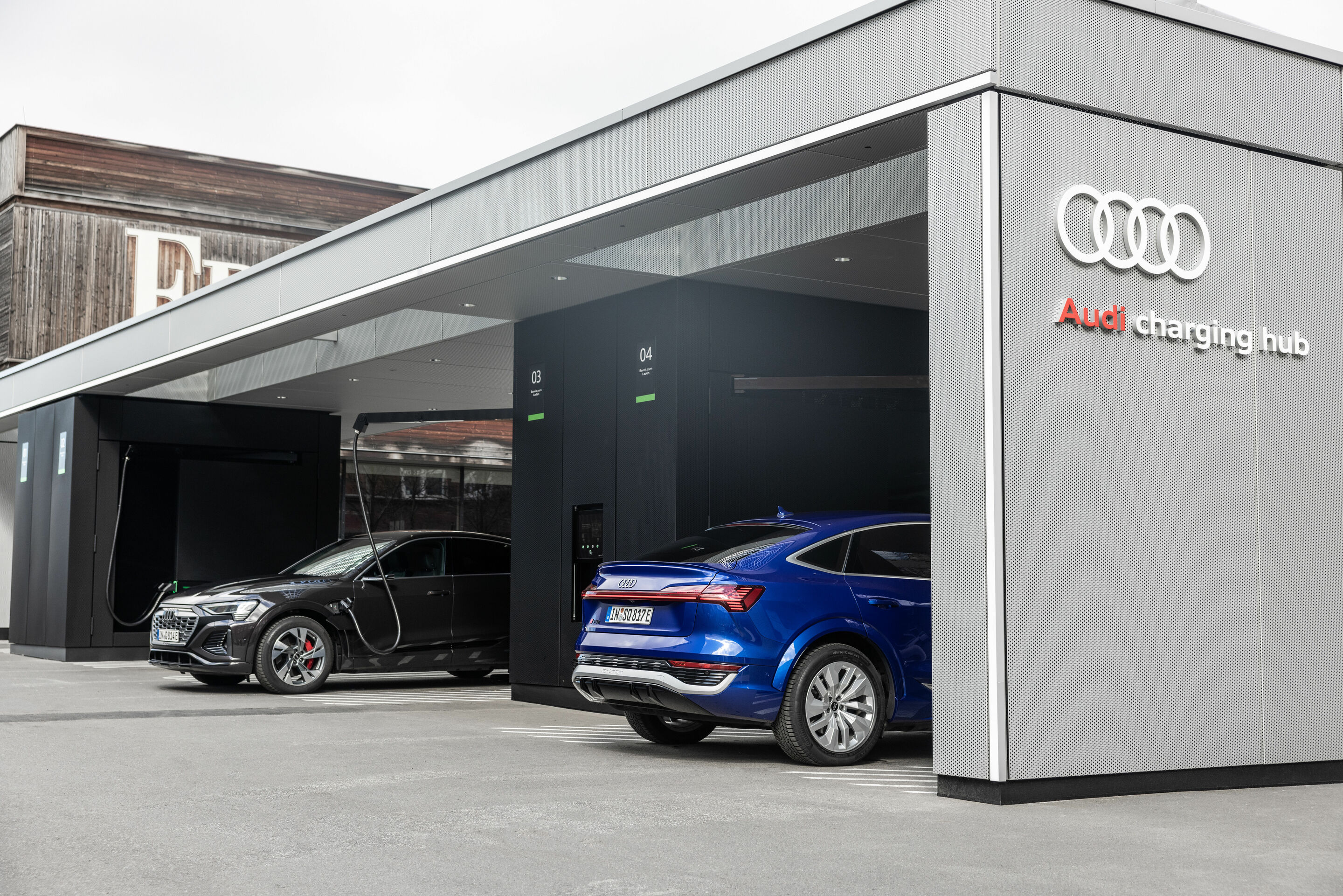 Audi charging hub Berlin - Audi Q8 Sportback 55 e-tron quattro, Static photo, Colour: Madeira Brown metallic.
Audi SQ8 Sportback e-tron, Static photo, Colour: Ultra Blue metallic.