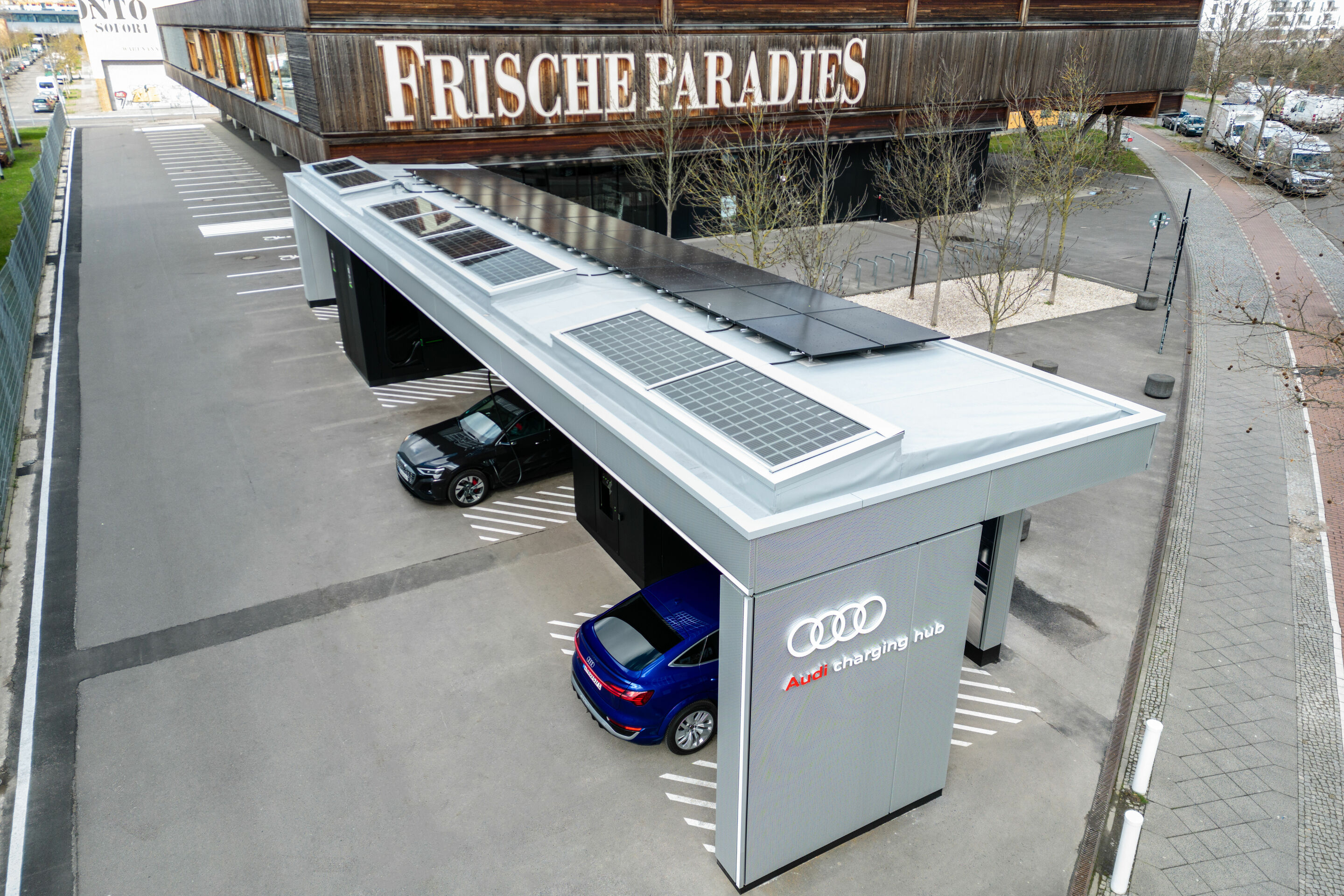 Audi charging hub Berlin - Audi Q8 Sportback 55 e-tron quattro, Standaufnahme, Farbe: Madeirabraun Metallic.
Audi SQ8 Sportback e-tron, Standaufnahme, Farbe: Ultrablau Metallic.